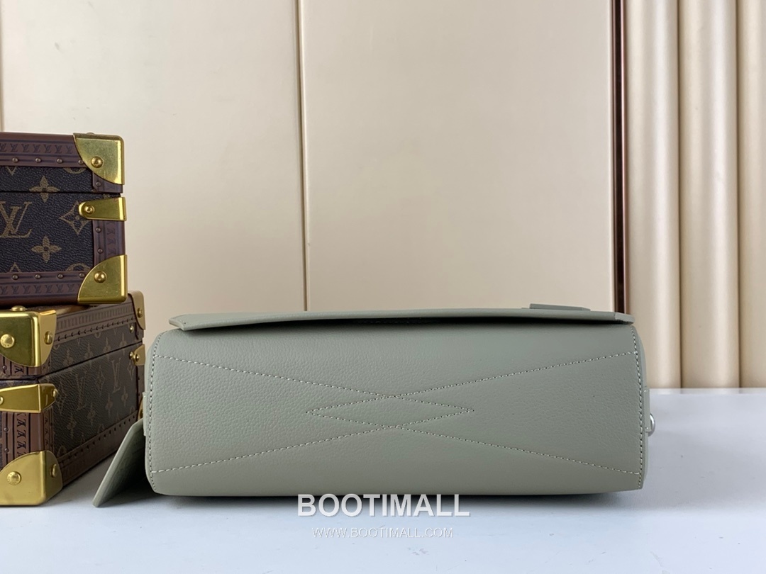 루이비통 테이크오프 메신저백 에어로그램 카프스킨 레더 LV 로고 그레이 크로스백 Louis Vuitton Takeoff Messenger Bag Aerogram Calfskin Leather LV Logo Grey Crossbody Bag M22505 28cm 4