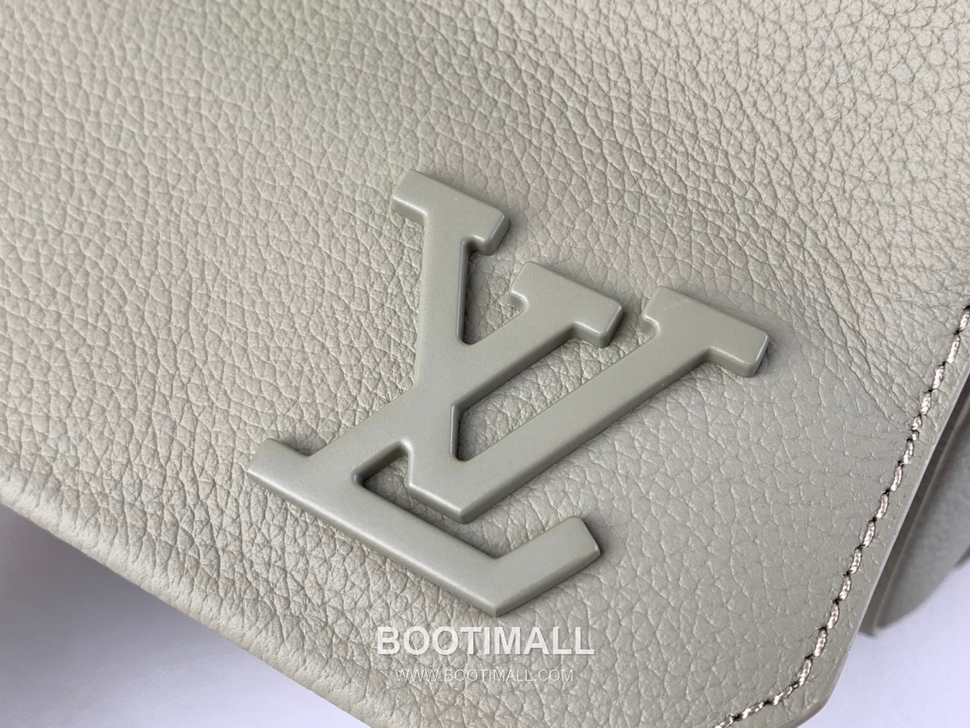 루이비통 테이크오프 메신저백 에어로그램 카프스킨 레더 LV 로고 그레이 크로스백 Louis Vuitton Takeoff Messenger Bag Aerogram Calfskin Leather LV Logo Grey Crossbody Bag M22505 28cm 5