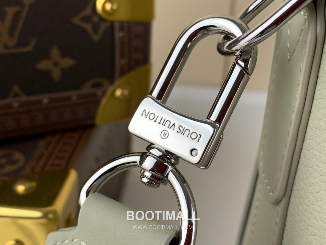 루이비통 테이크오프 메신저백 에어로그램 카프스킨 레더 LV 로고 그레이 크로스백 Louis Vuitton Takeoff Messenger Bag Aerogram Calfskin Leather LV Logo Grey Crossbody Bag M22505 28cm 6