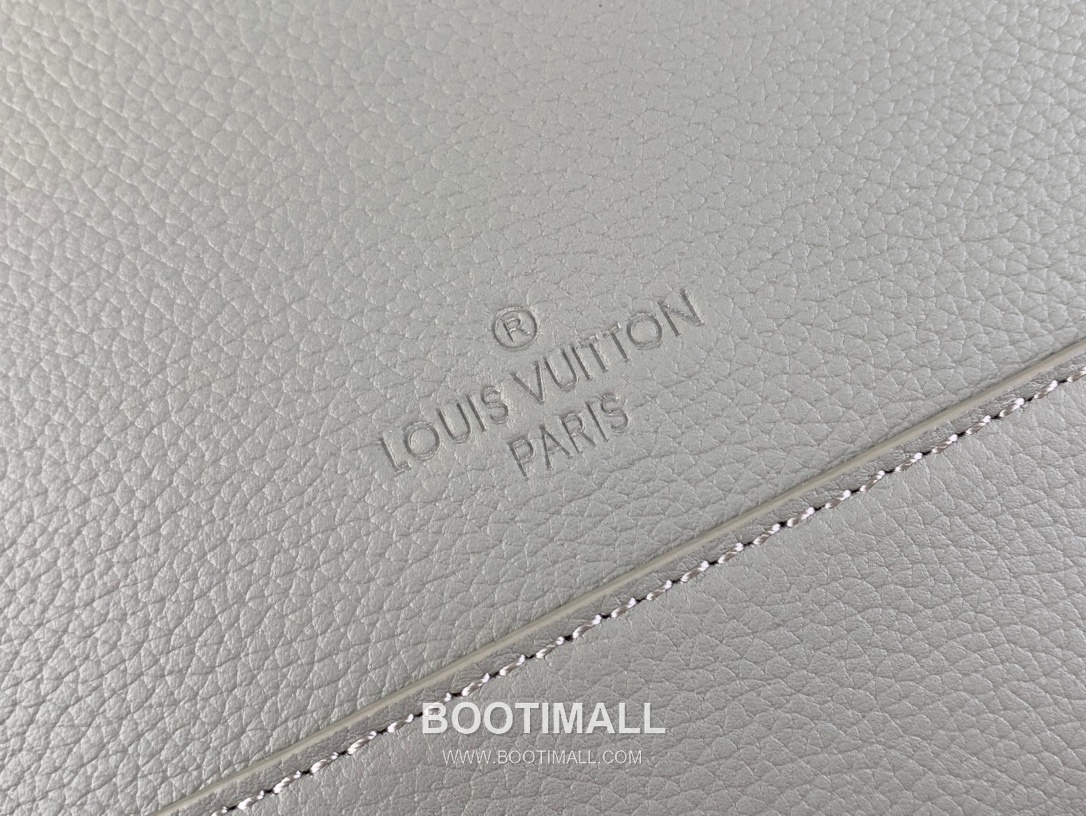 루이비통 테이크오프 메신저백 에어로그램 카프스킨 레더 LV 로고 그레이 크로스백 Louis Vuitton Takeoff Messenger Bag Aerogram Calfskin Leather LV Logo Grey Crossbody Bag M22505 28cm 7