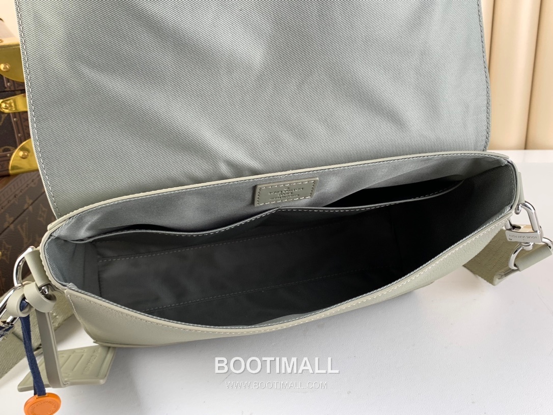 루이비통 테이크오프 메신저백 에어로그램 카프스킨 레더 LV 로고 그레이 크로스백 Louis Vuitton Takeoff Messenger Bag Aerogram Calfskin Leather LV Logo Grey Crossbody Bag M22505 28cm 9