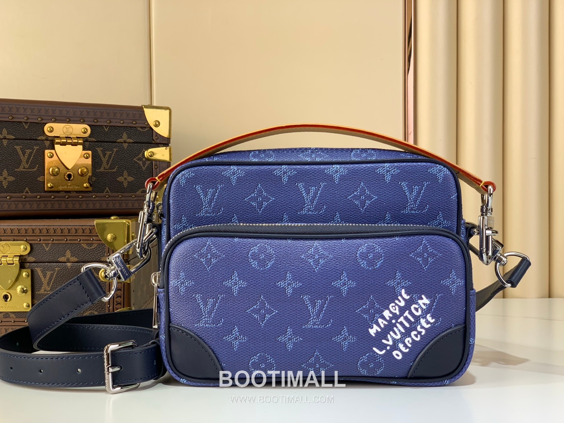 루이비통 닐 크로스백 모노그램 헤리티지 캔버스 레더 트리밍 블루 숄더백 Louis Vuitton Nil Crossbody Bag Monogram Heritage Canvas Leather Trim Blue Shoulder Bag M26823 25cm 1