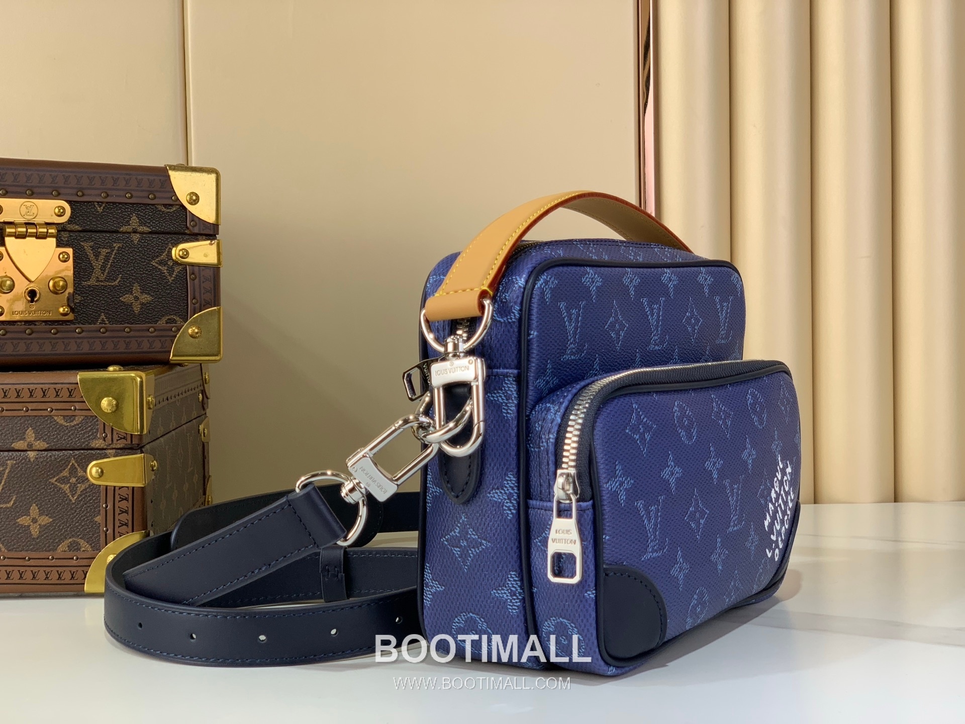 루이비통 닐 크로스백 모노그램 헤리티지 캔버스 레더 트리밍 블루 숄더백 Louis Vuitton Nil Crossbody Bag Monogram Heritage Canvas Leather Trim Blue Shoulder Bag M26823 25cm 2