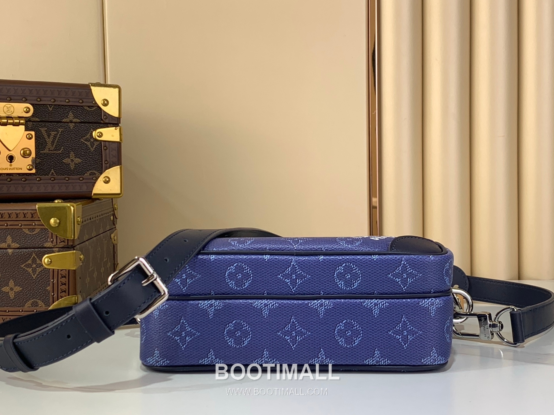 루이비통 닐 크로스백 모노그램 헤리티지 캔버스 레더 트리밍 블루 숄더백 Louis Vuitton Nil Crossbody Bag Monogram Heritage Canvas Leather Trim Blue Shoulder Bag M26823 25cm 4