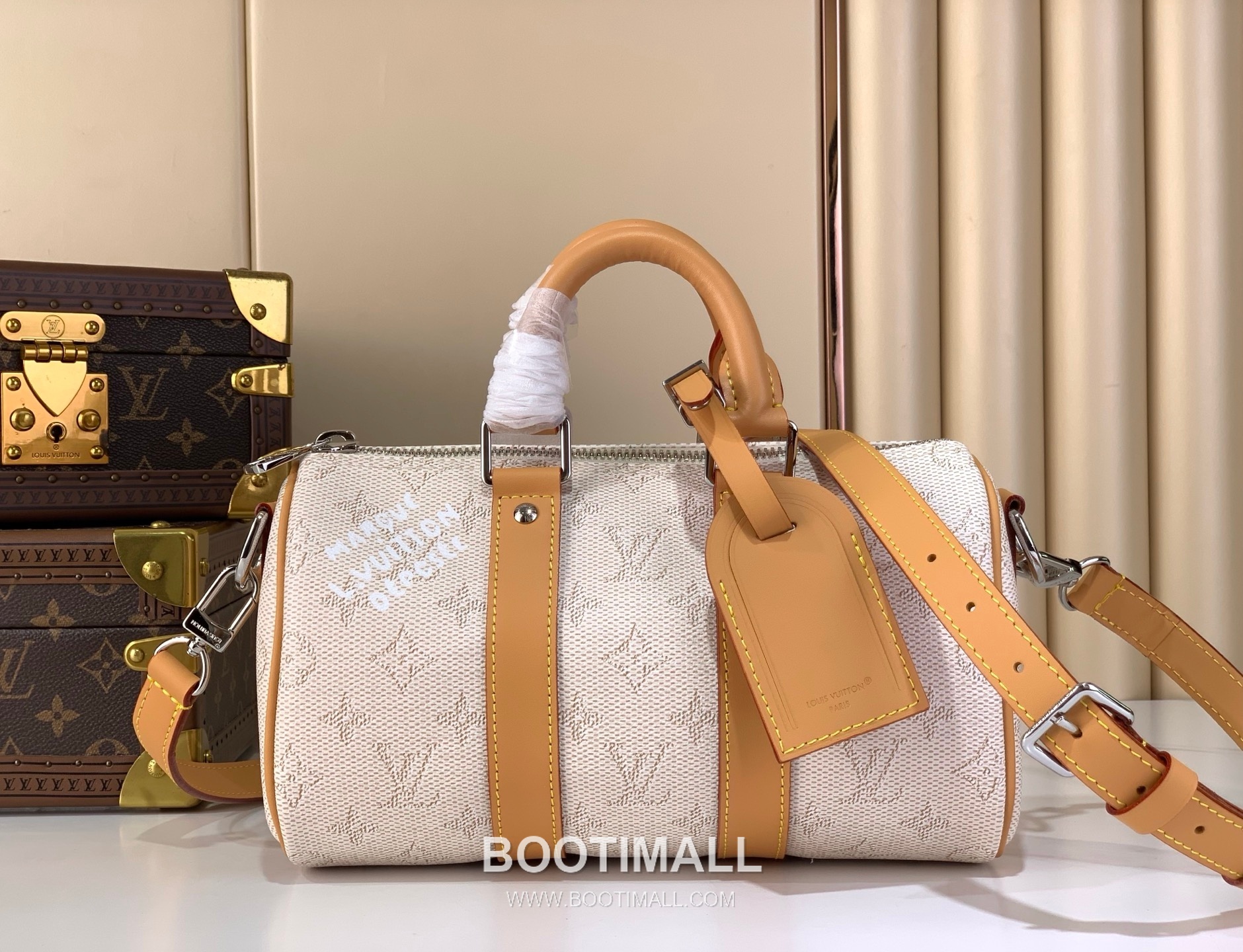 루이비통 키폴 반둘리에 25 모노그램 헤리티지 코팅 캔버스 레더 트리밍 화이트 더플백 Louis Vuitton Keepall Bandouliere 25 Monogram Heritage Coated Canvas Leather Trim White Duffle Bag M27161 25cm 1