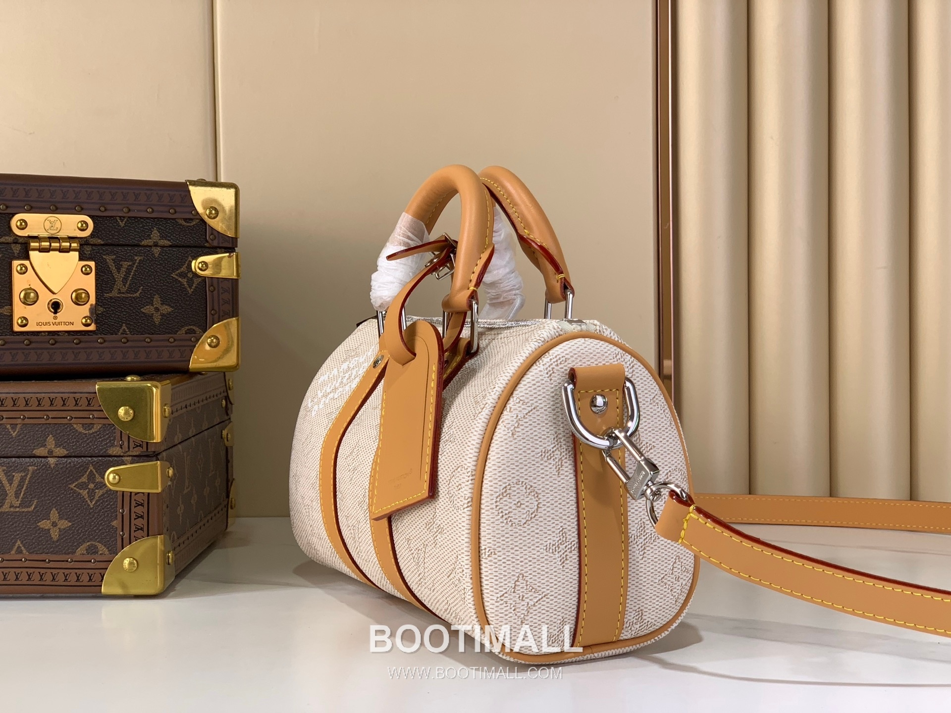 루이비통 키폴 반둘리에 25 모노그램 헤리티지 코팅 캔버스 레더 트리밍 화이트 더플백 Louis Vuitton Keepall Bandouliere 25 Monogram Heritage Coated Canvas Leather Trim White Duffle Bag M27161 25cm 2