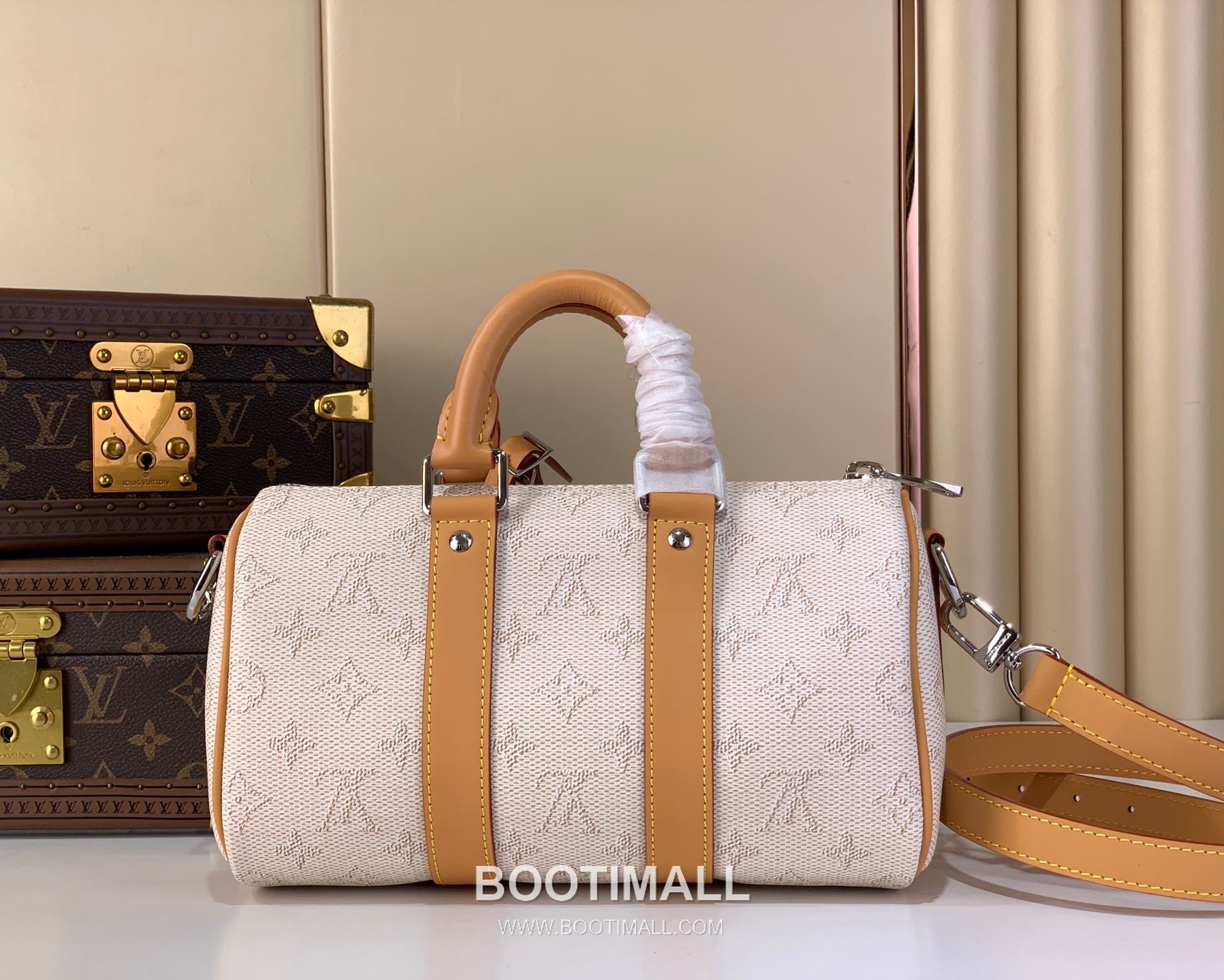 루이비통 키폴 반둘리에 25 모노그램 헤리티지 코팅 캔버스 레더 트리밍 화이트 더플백 Louis Vuitton Keepall Bandouliere 25 Monogram Heritage Coated Canvas Leather Trim White Duffle Bag M27161 25cm 3