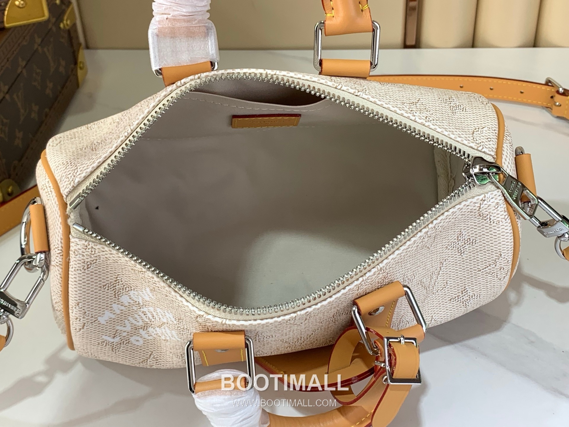 루이비통 키폴 반둘리에 25 모노그램 헤리티지 코팅 캔버스 레더 트리밍 화이트 더플백 Louis Vuitton Keepall Bandouliere 25 Monogram Heritage Coated Canvas Leather Trim White Duffle Bag M27161 25cm 9