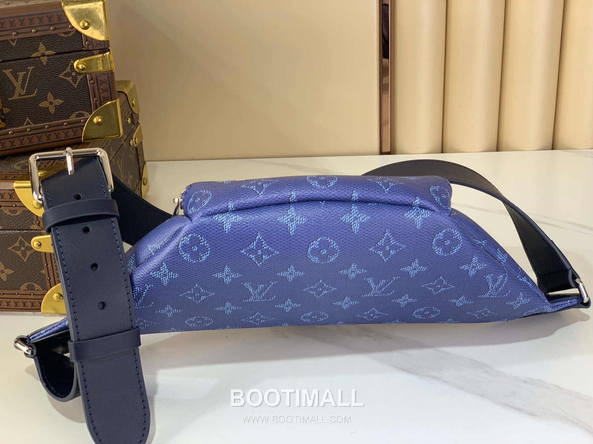 루이비통 러시 범백 모노그램 섀도우 카프스킨 레더 블루 힙색 Louis Vuitton Rush Bumbag Monogram Shadow Calfskin Leather Blue Belt Bag M27152 30cm 4