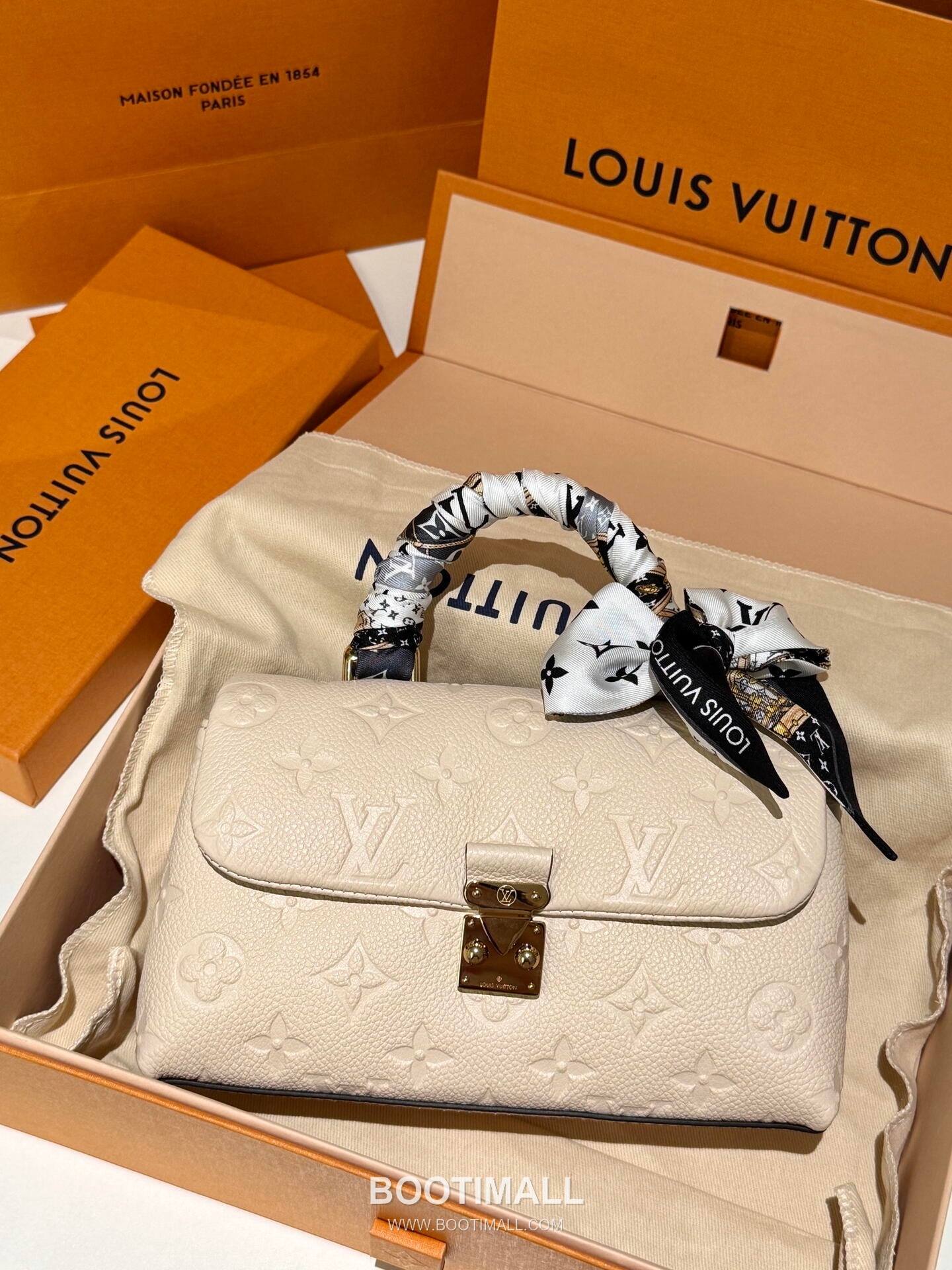 루이비통 나노 마들렌 수입원단 메탈디테일 화이트 토트백 Louis Vuitton Nano Madeleine Imported Fabric Metal Detail White Tote Bag M12145 21cm 5