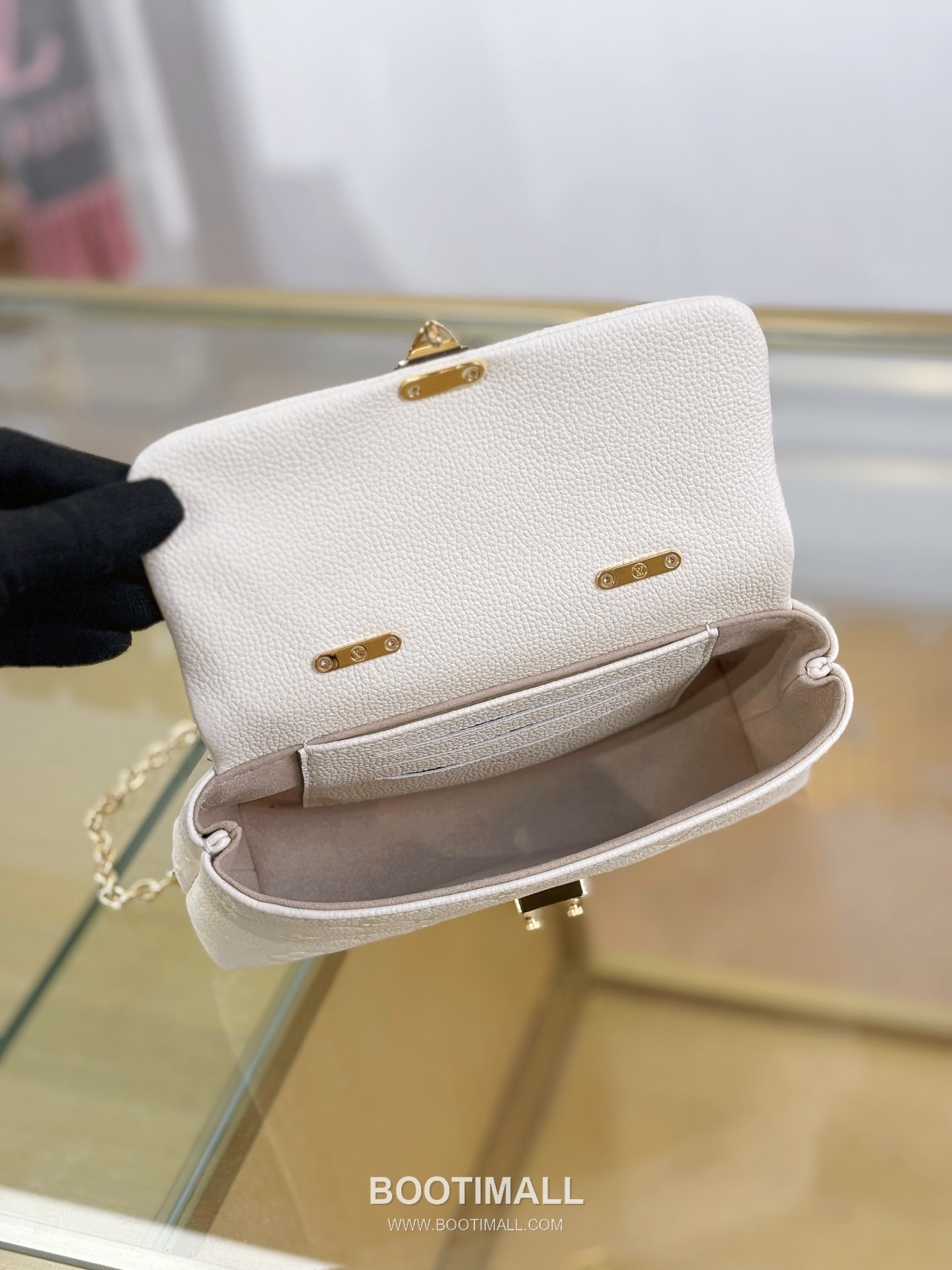 루이비통 나노 마들렌 수입원단 메탈디테일 화이트 토트백 Louis Vuitton Nano Madeleine Imported Fabric Metal Detail White Tote Bag M12145 21cm 14