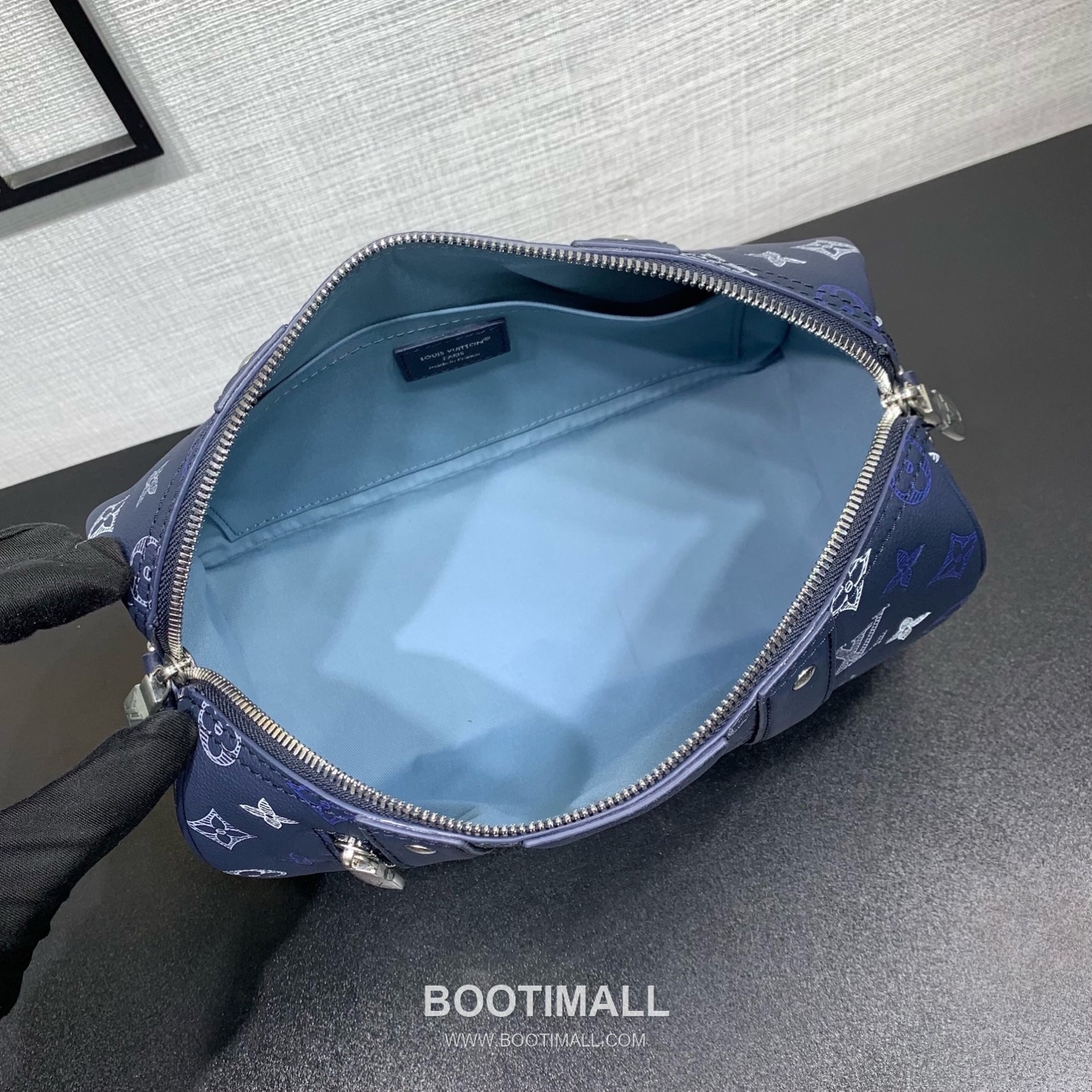 루이비통 모노그램 쉐도우 레더 그라데이션 프린트 블랙 더플백 Louis Vuitton Monogram Shadow Leather Gradient Print Black Duffle Bag M28617 27.5cm 5