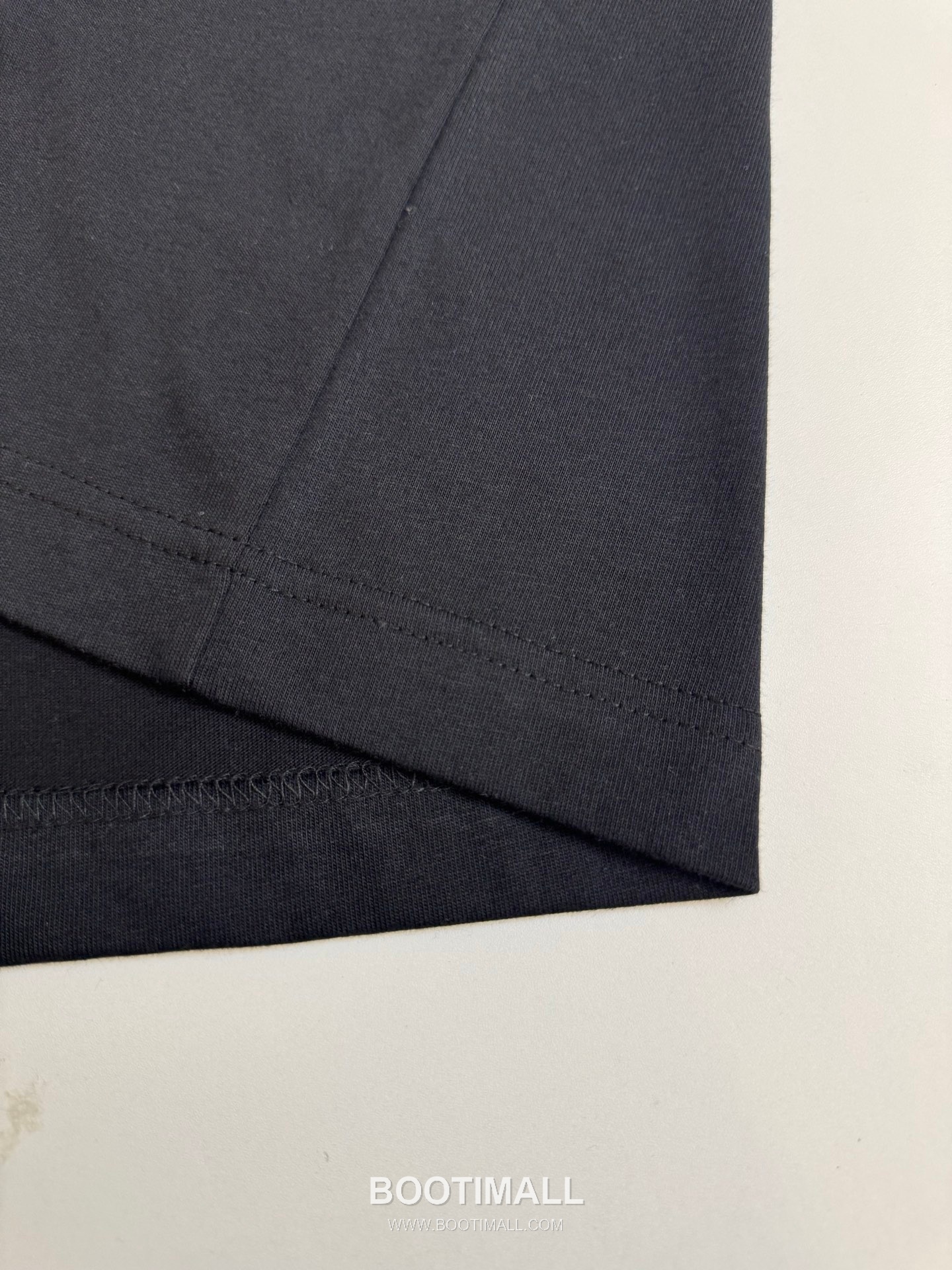 버버리 2026SS 발포프린트 오버핏 반팔 블랙 티셔츠 Burberry 2026 SS Foam Print Oversized Short Sleeve White T-Shirt 8