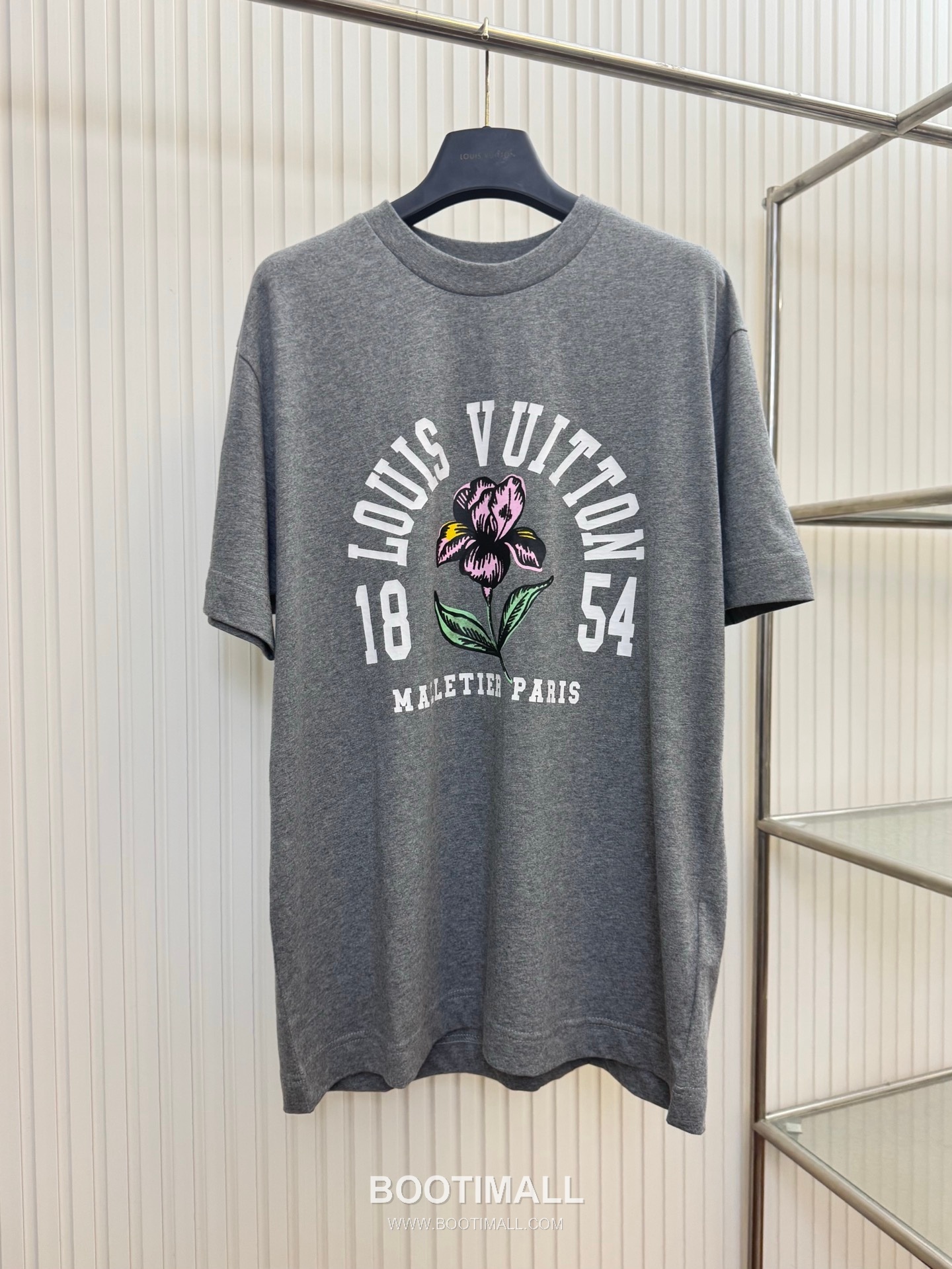 루이비통 2026SS 아이리스 플라워 프린트 오버핏 반팔 그레이 티셔츠 Louis Vuitton 2026 SS Iris Flower Print Oversized Short Sleeve White T-Shirt 1