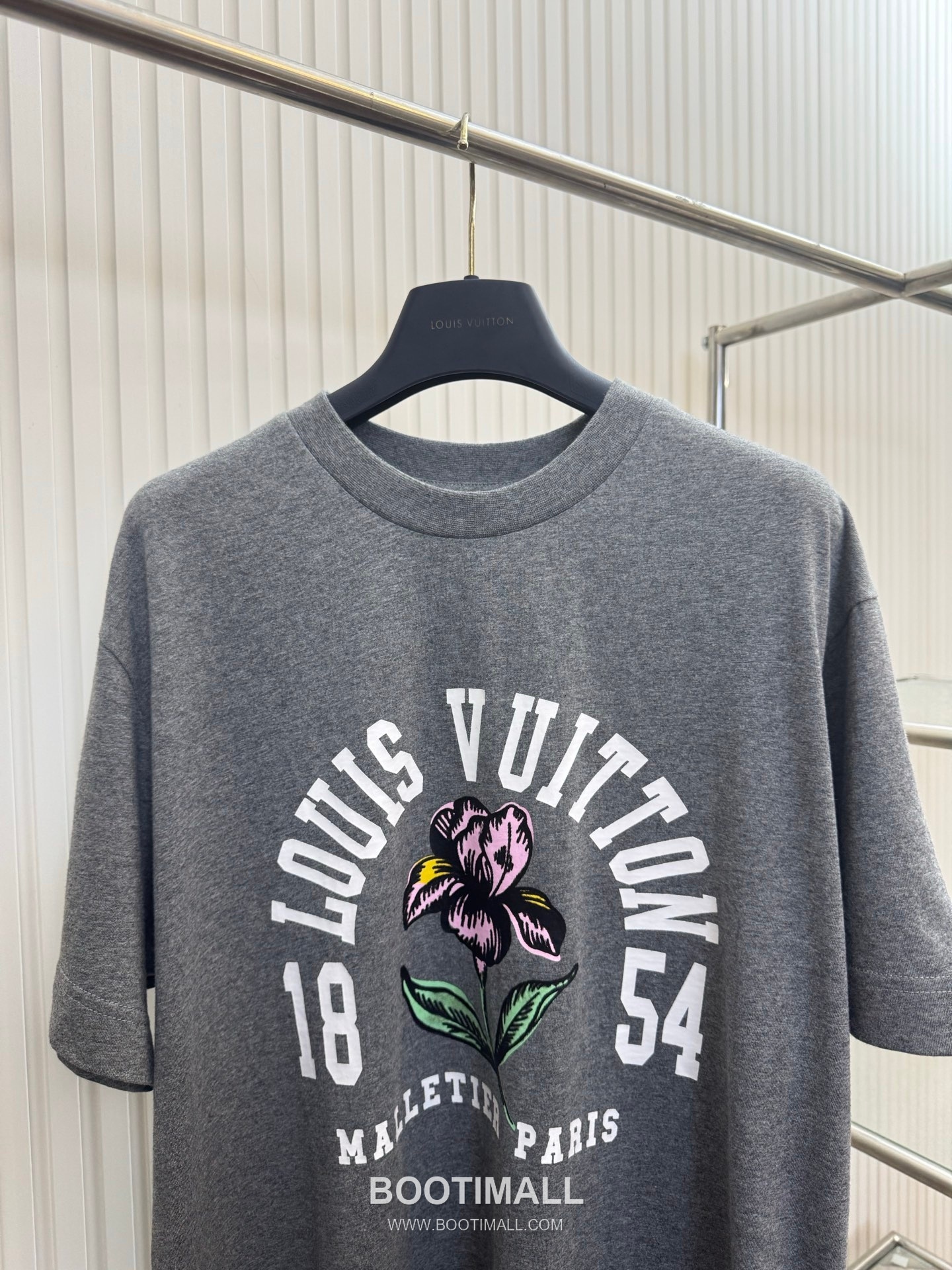 루이비통 2026SS 아이리스 플라워 프린트 오버핏 반팔 그레이 티셔츠 Louis Vuitton 2026 SS Iris Flower Print Oversized Short Sleeve White T-Shirt 3