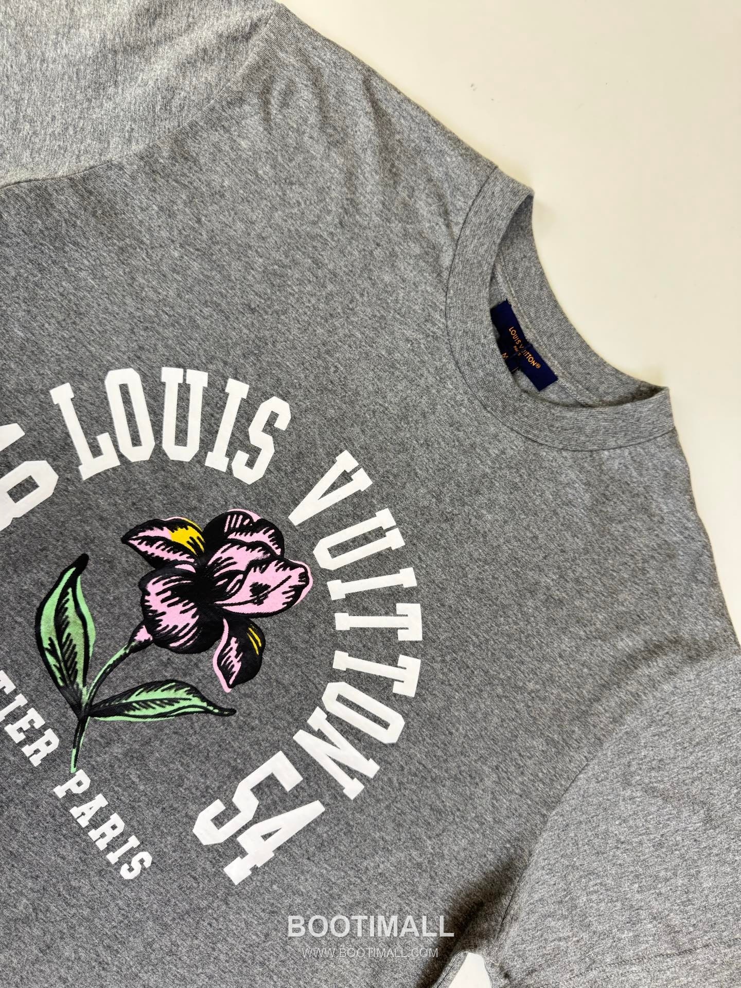 루이비통 2026SS 아이리스 플라워 프린트 오버핏 반팔 그레이 티셔츠 Louis Vuitton 2026 SS Iris Flower Print Oversized Short Sleeve White T-Shirt 4