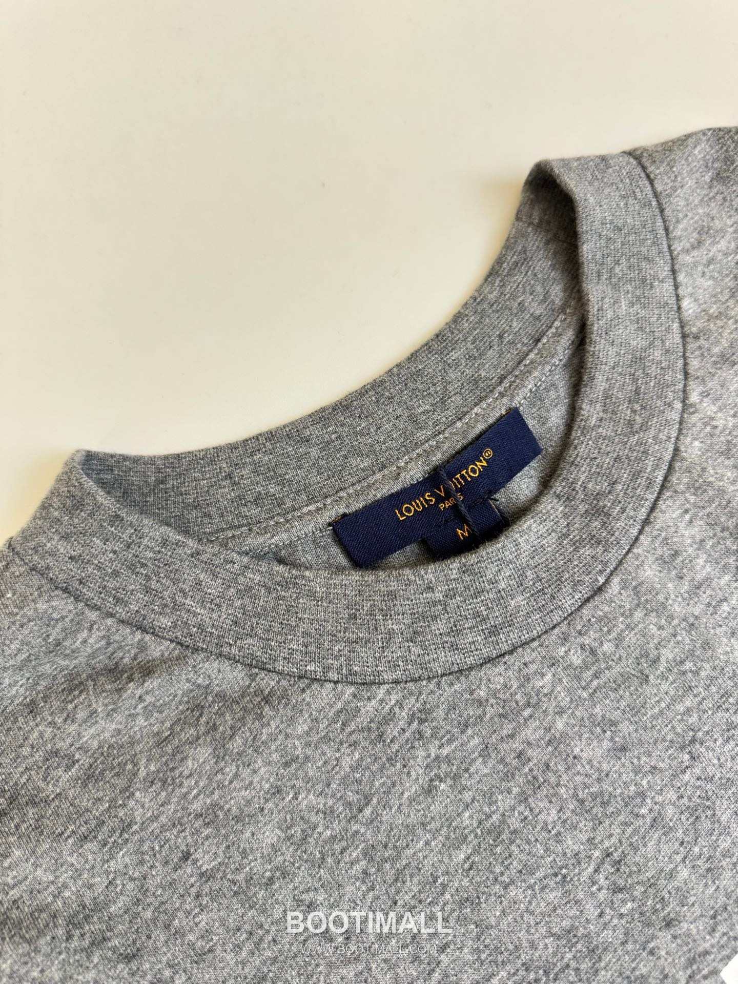 루이비통 2026SS 아이리스 플라워 프린트 오버핏 반팔 그레이 티셔츠 Louis Vuitton 2026 SS Iris Flower Print Oversized Short Sleeve White T-Shirt 5