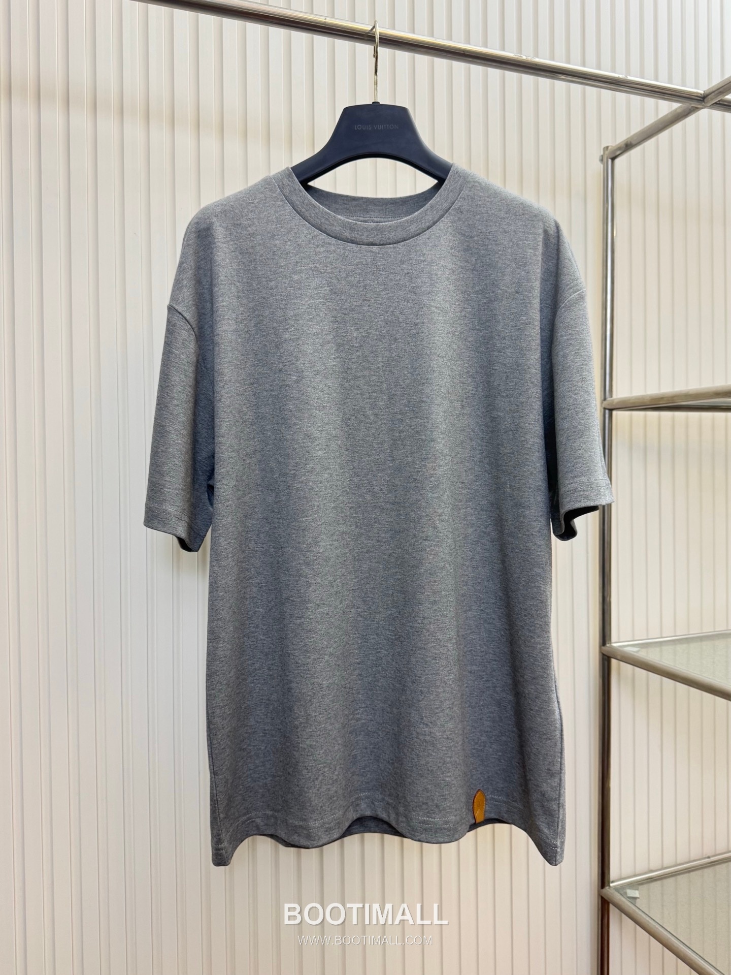 루이비통 2026SS 레더패치 오버핏 반팔 그레이 티셔츠 Louis Vuitton 2026 SS Leather Patch Oversized Short Sleeve Black T-Shirt 1