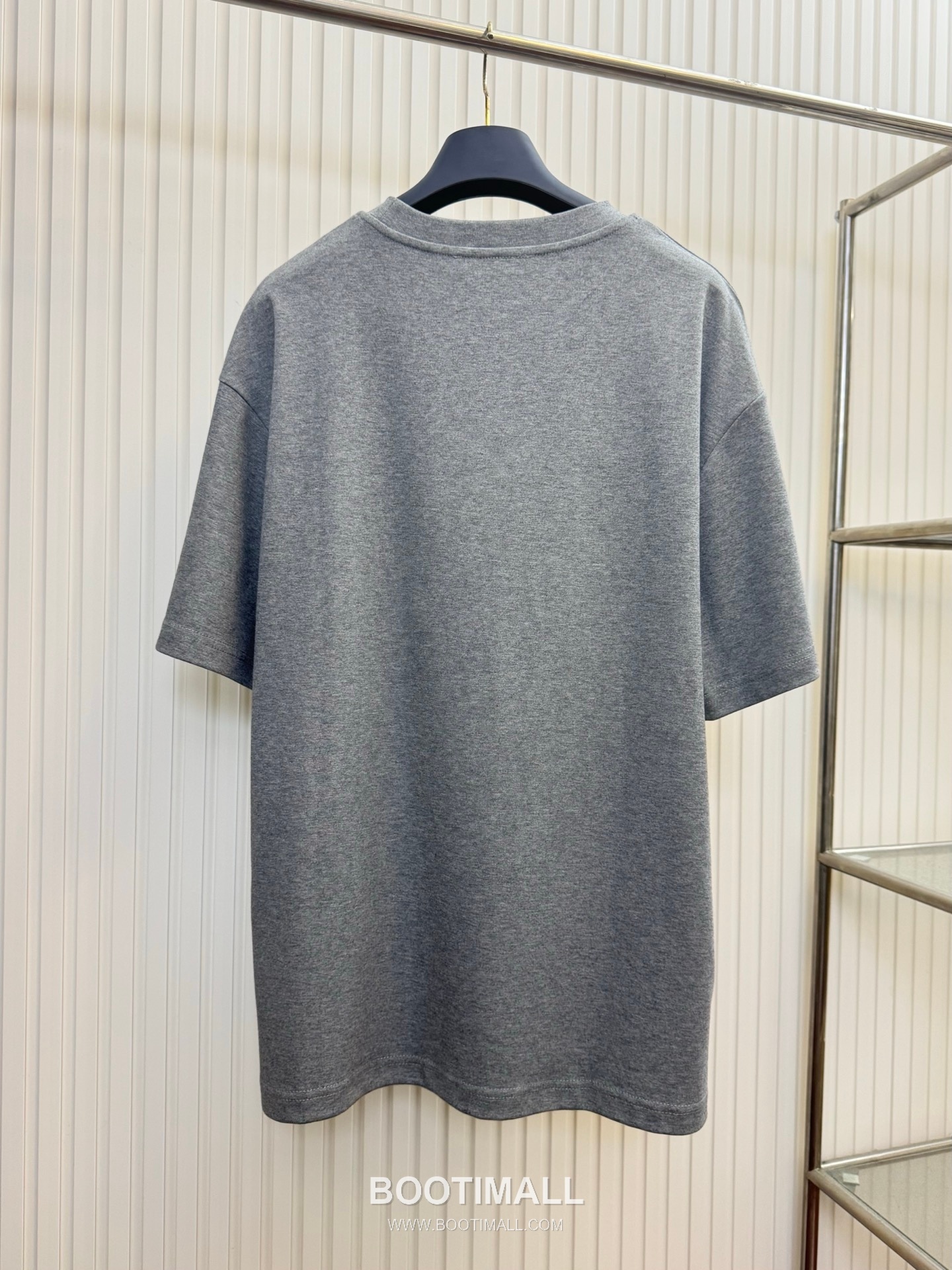 루이비통 2026SS 레더패치 오버핏 반팔 그레이 티셔츠 Louis Vuitton 2026 SS Leather Patch Oversized Short Sleeve Black T-Shirt 2