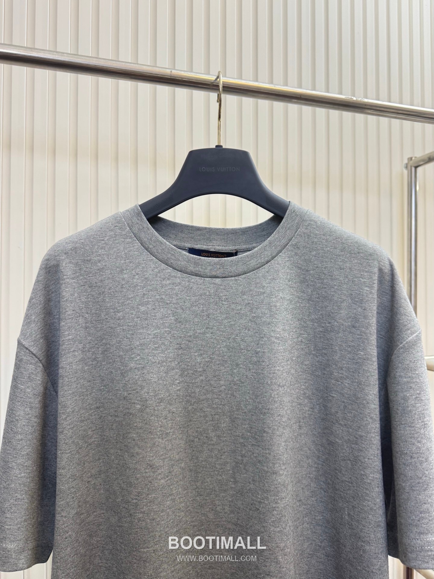 루이비통 2026SS 레더패치 오버핏 반팔 그레이 티셔츠 Louis Vuitton 2026 SS Leather Patch Oversized Short Sleeve Black T-Shirt 3