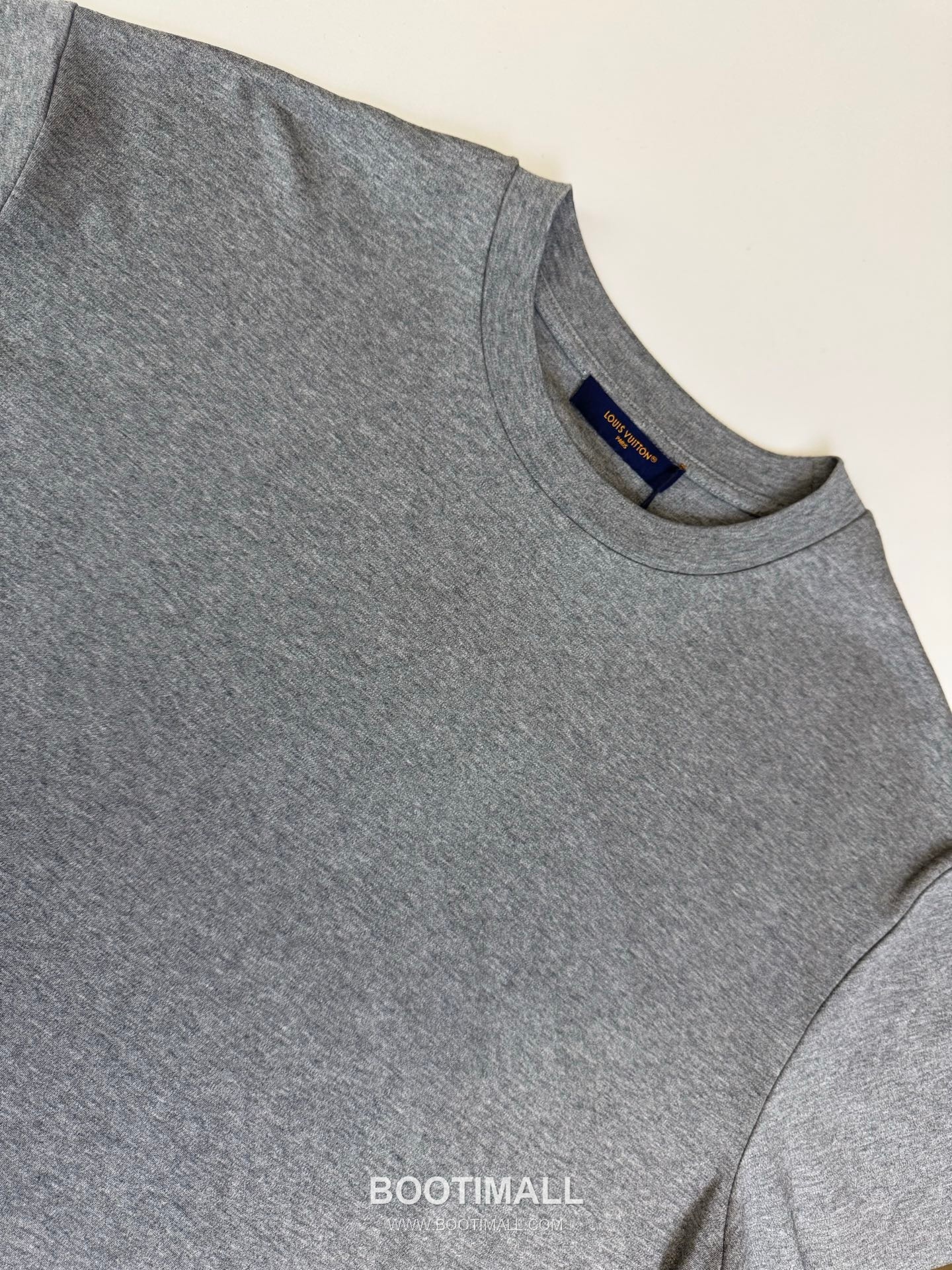 루이비통 2026SS 레더패치 오버핏 반팔 그레이 티셔츠 Louis Vuitton 2026 SS Leather Patch Oversized Short Sleeve Black T-Shirt 4