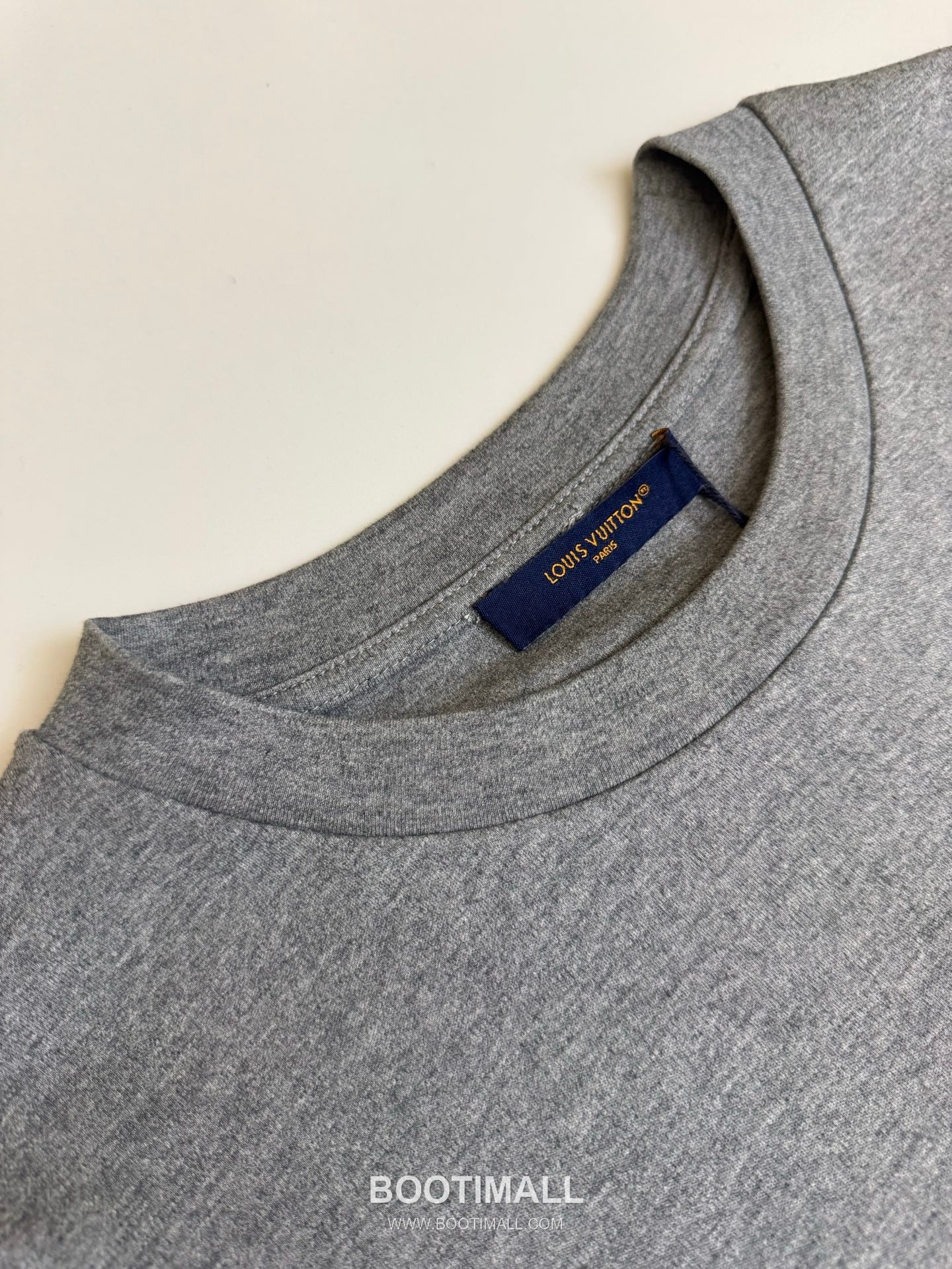 루이비통 2026SS 레더패치 오버핏 반팔 그레이 티셔츠 Louis Vuitton 2026 SS Leather Patch Oversized Short Sleeve Black T-Shirt 5