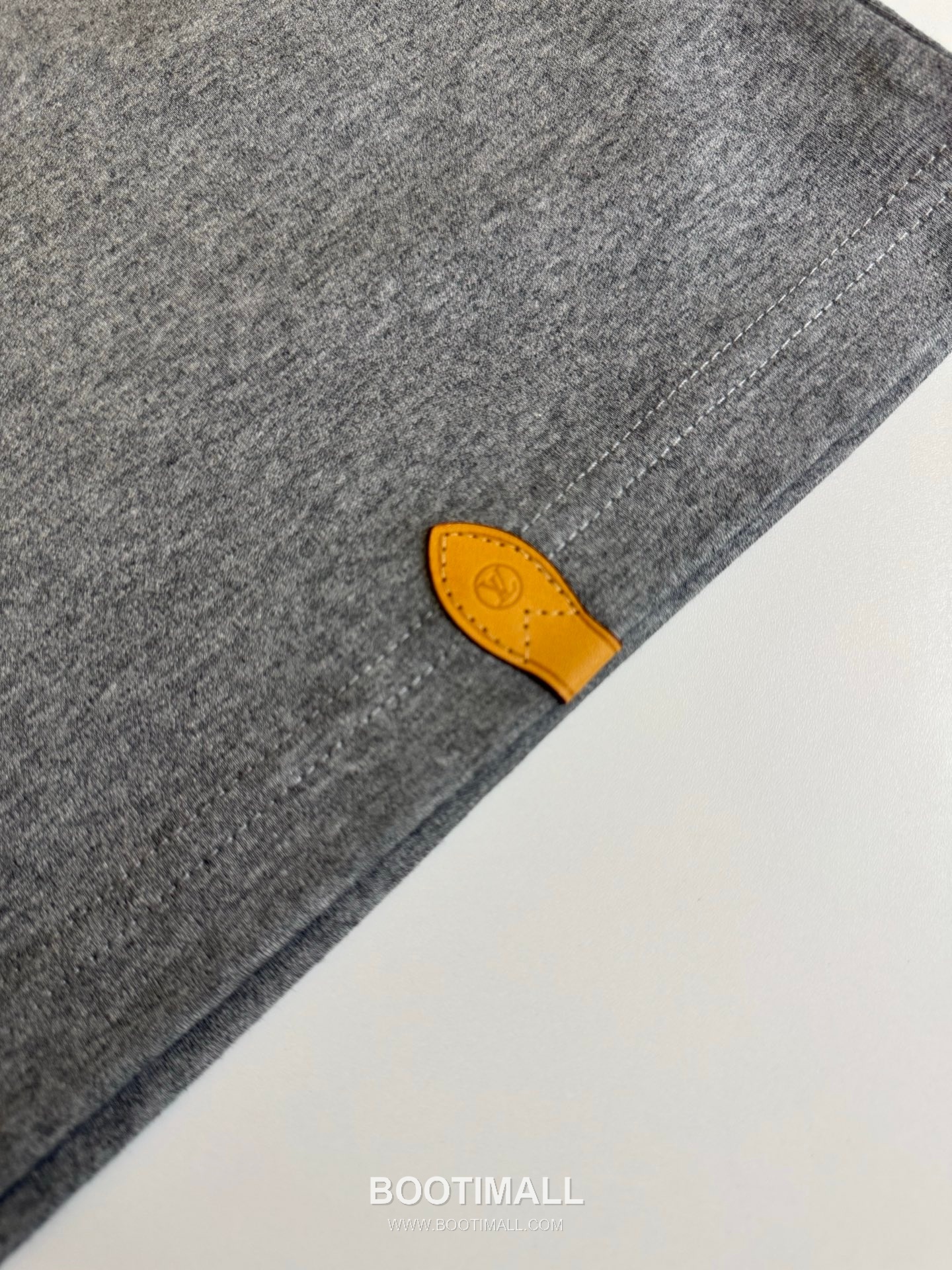 루이비통 2026SS 레더패치 오버핏 반팔 그레이 티셔츠 Louis Vuitton 2026 SS Leather Patch Oversized Short Sleeve Black T-Shirt 6