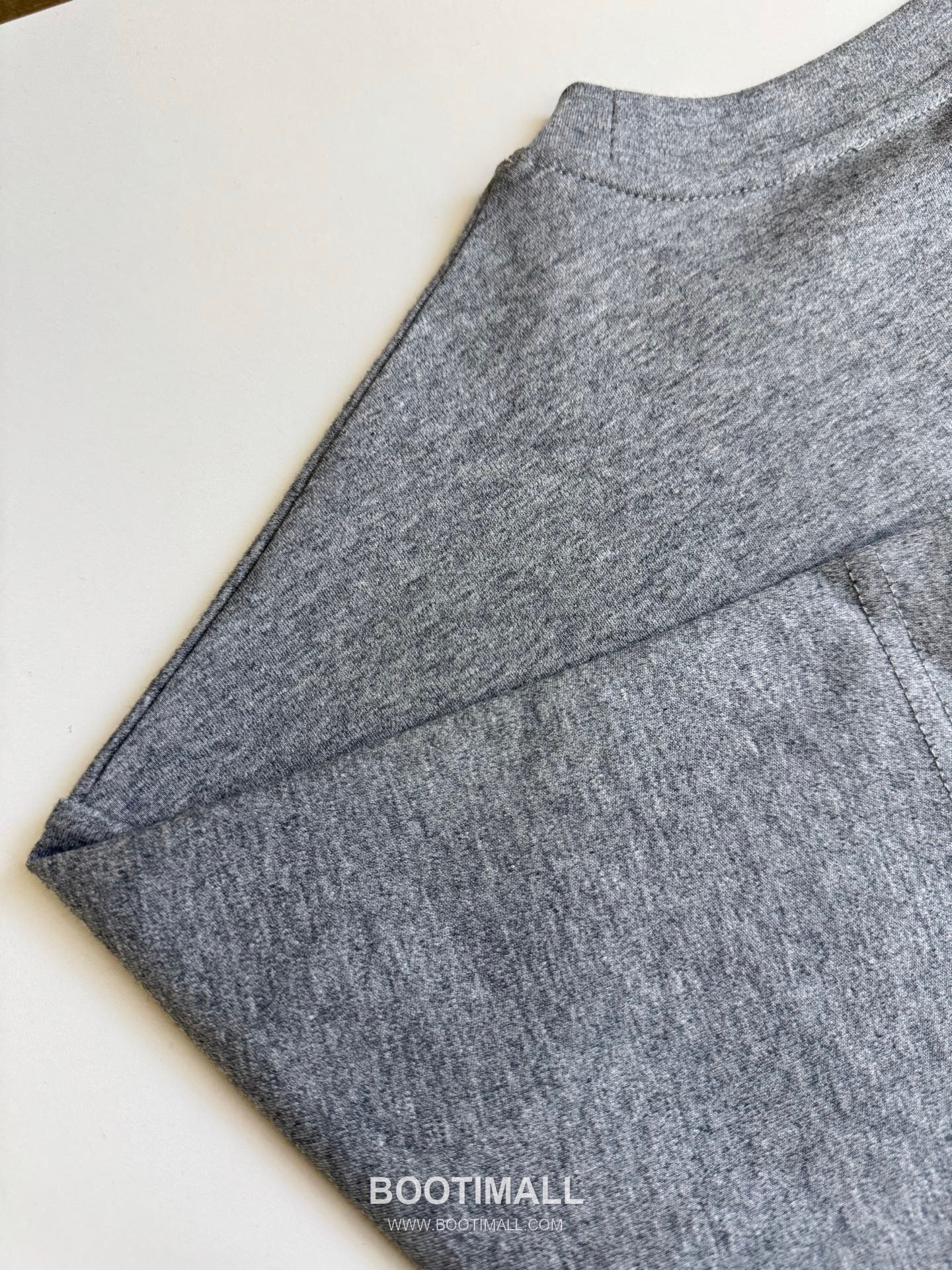 루이비통 2026SS 레더패치 오버핏 반팔 그레이 티셔츠 Louis Vuitton 2026 SS Leather Patch Oversized Short Sleeve Black T-Shirt 7