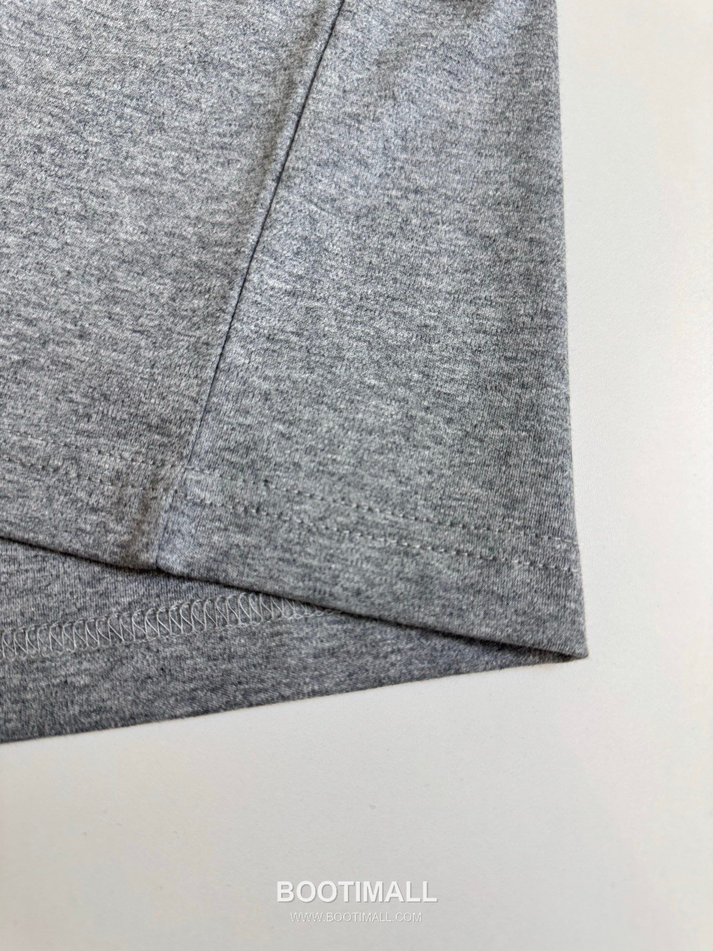 루이비통 2026SS 레더패치 오버핏 반팔 그레이 티셔츠 Louis Vuitton 2026 SS Leather Patch Oversized Short Sleeve Black T-Shirt 8