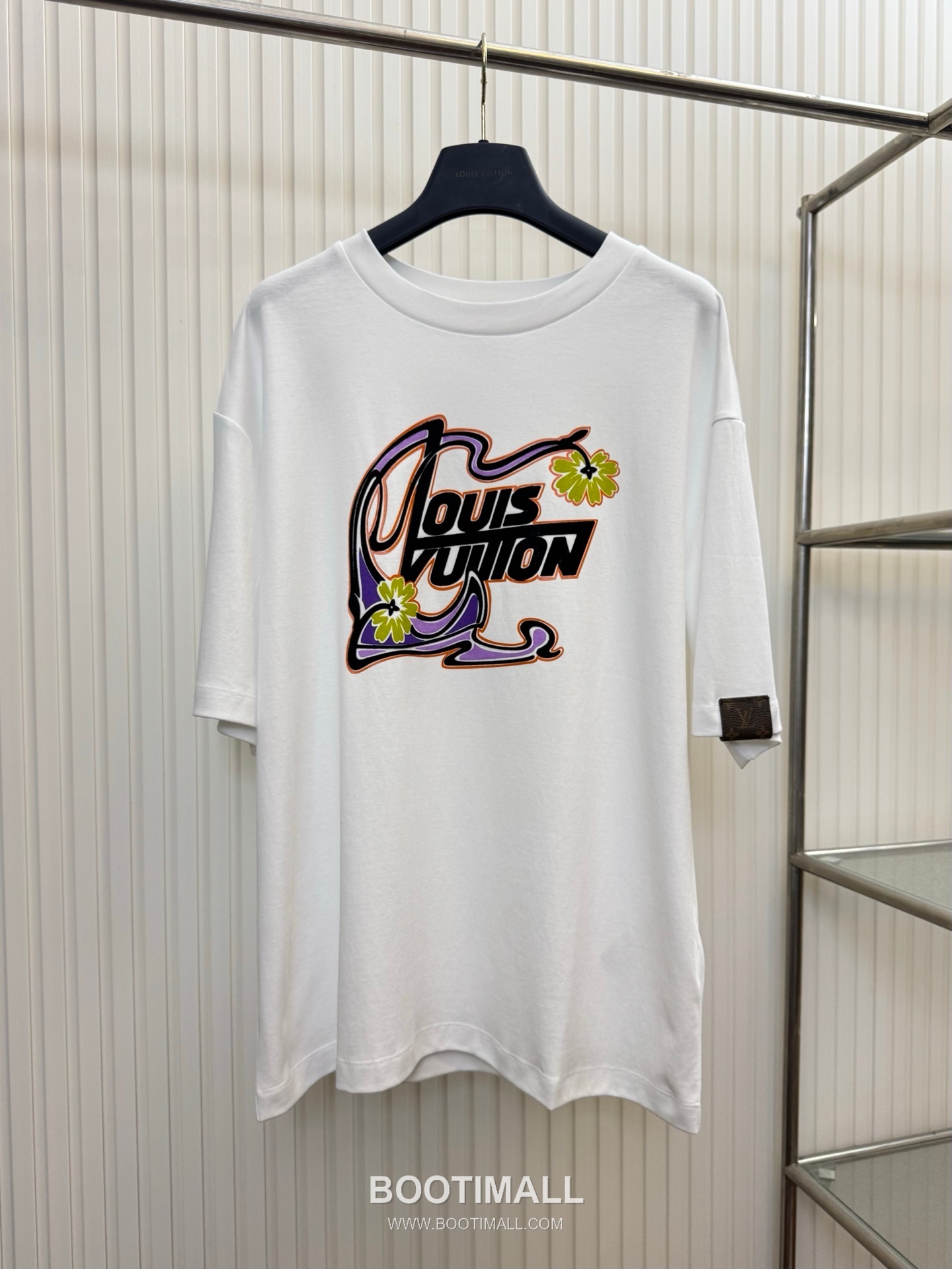 루이비통 2026SS 레터 로고 플록프린트 오버핏 반팔 화이트 티셔츠 Louis Vuitton 2026 SS Letter Logo Flocked Print Oversized Short Sleeve Black T-Shirt 1
