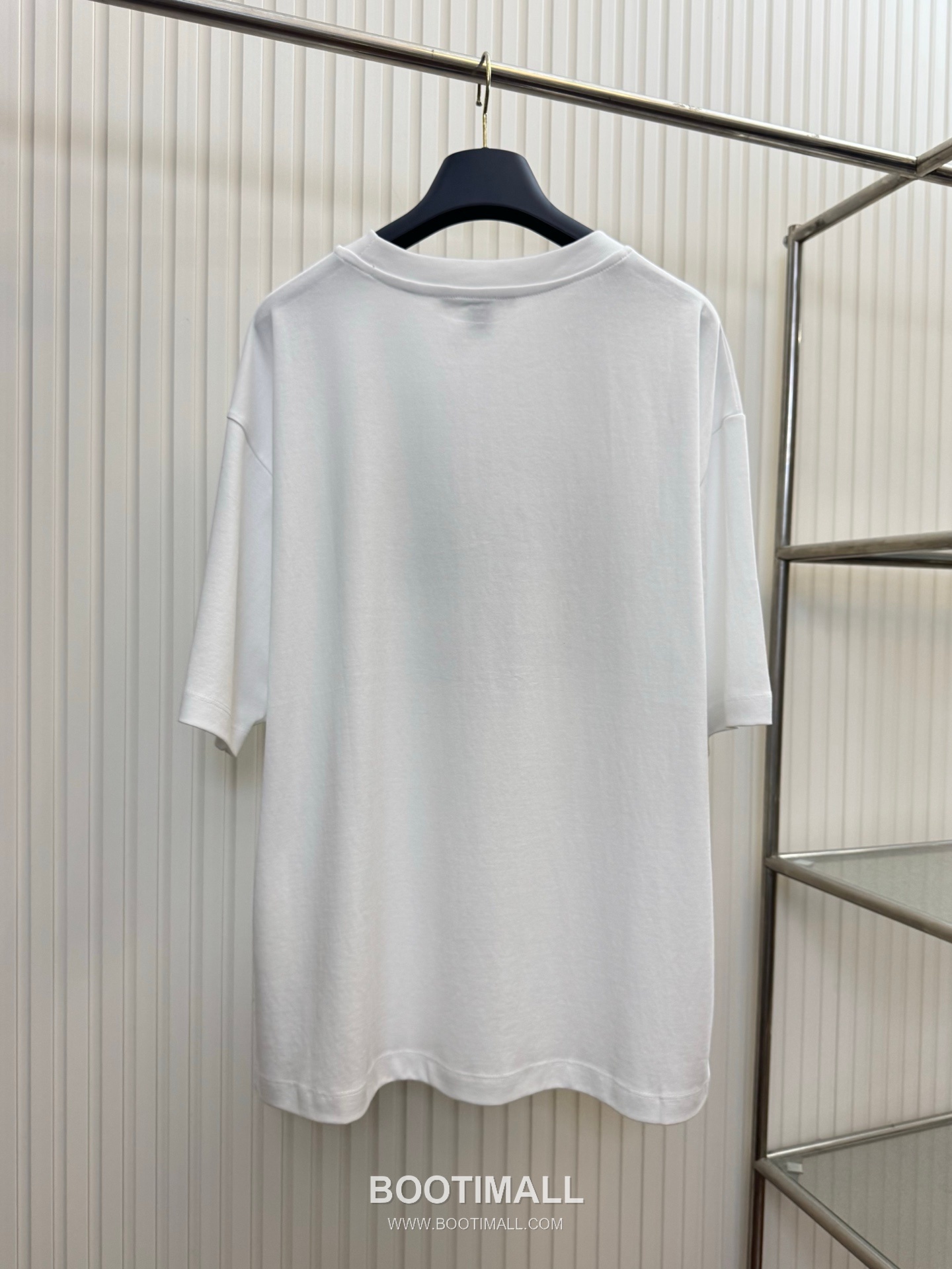 루이비통 2026SS 레터 로고 플록프린트 오버핏 반팔 화이트 티셔츠 Louis Vuitton 2026 SS Letter Logo Flocked Print Oversized Short Sleeve Black T-Shirt 2