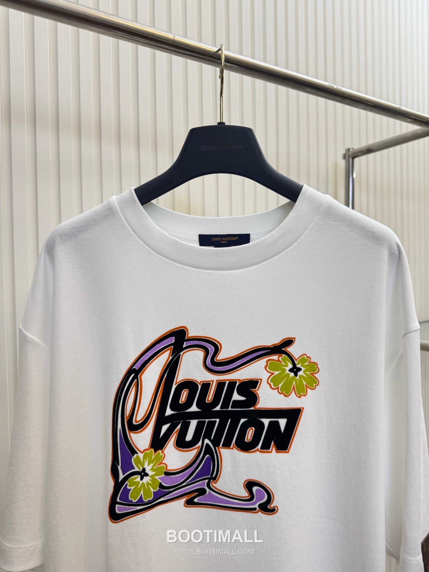 루이비통 2026SS 레터 로고 플록프린트 오버핏 반팔 화이트 티셔츠 Louis Vuitton 2026 SS Letter Logo Flocked Print Oversized Short Sleeve Black T-Shirt 3