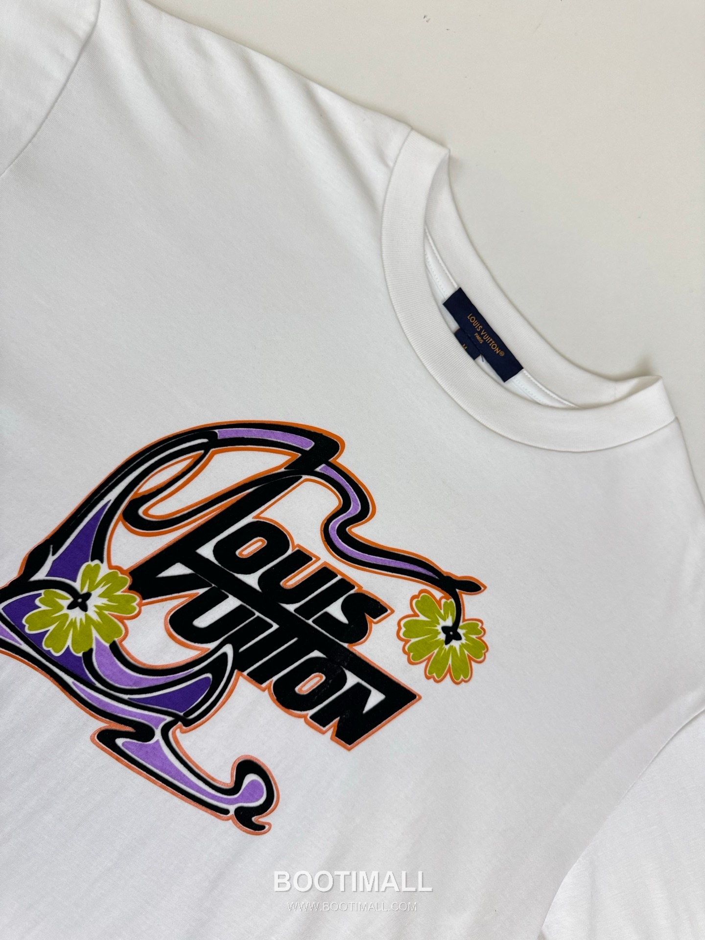 루이비통 2026SS 레터 로고 플록프린트 오버핏 반팔 화이트 티셔츠 Louis Vuitton 2026 SS Letter Logo Flocked Print Oversized Short Sleeve Black T-Shirt 4