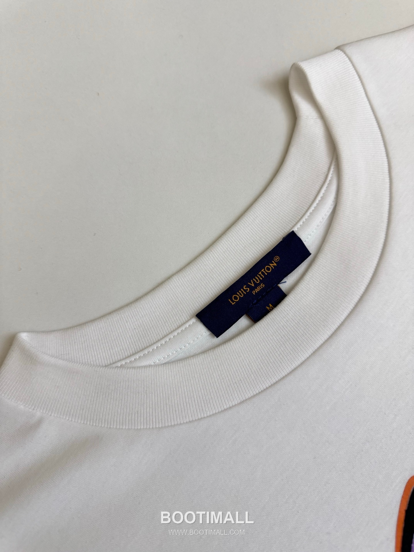 루이비통 2026SS 레터 로고 플록프린트 오버핏 반팔 화이트 티셔츠 Louis Vuitton 2026 SS Letter Logo Flocked Print Oversized Short Sleeve Black T-Shirt 5