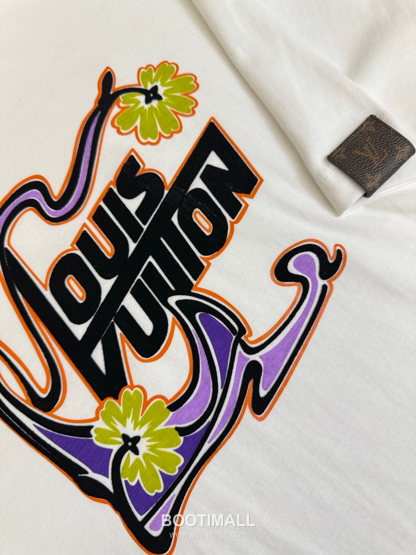 루이비통 2026SS 레터 로고 플록프린트 오버핏 반팔 화이트 티셔츠 Louis Vuitton 2026 SS Letter Logo Flocked Print Oversized Short Sleeve Black T-Shirt 6