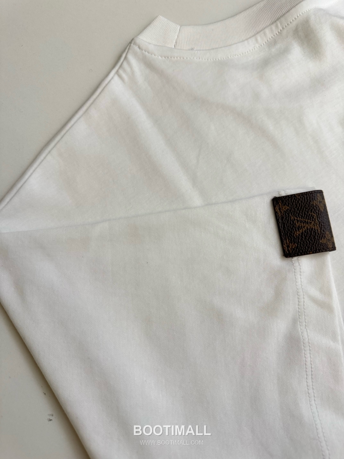 루이비통 2026SS 레터 로고 플록프린트 오버핏 반팔 화이트 티셔츠 Louis Vuitton 2026 SS Letter Logo Flocked Print Oversized Short Sleeve Black T-Shirt 7