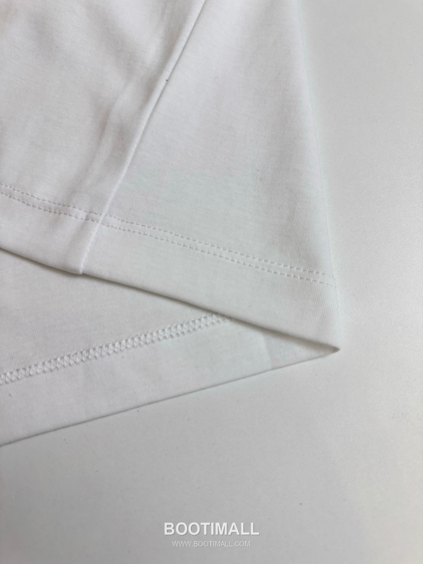 루이비통 2026SS 레터 로고 플록프린트 오버핏 반팔 화이트 티셔츠 Louis Vuitton 2026 SS Letter Logo Flocked Print Oversized Short Sleeve Black T-Shirt 8