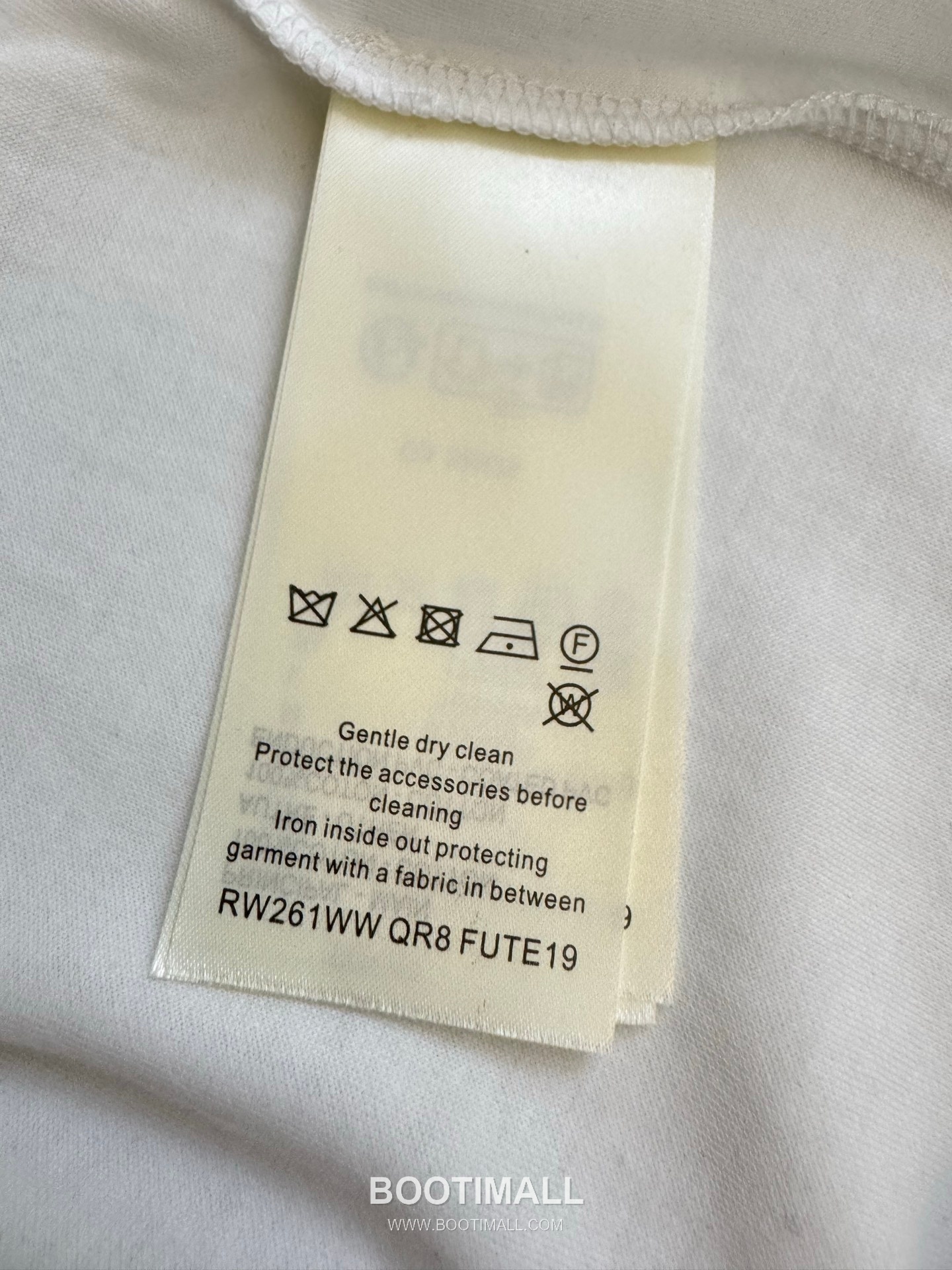 루이비통 2026SS 레터 로고 플록프린트 오버핏 반팔 화이트 티셔츠 Louis Vuitton 2026 SS Letter Logo Flocked Print Oversized Short Sleeve Black T-Shirt 9