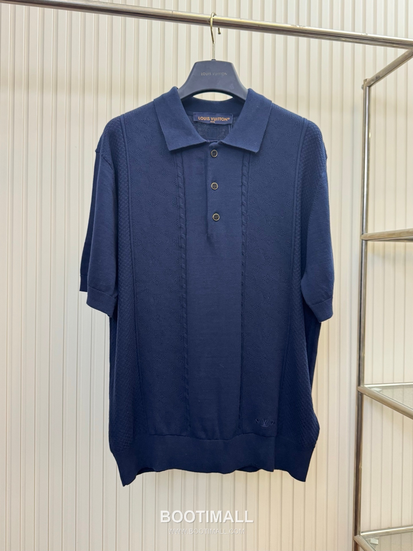루이비통 2026SS 오픈워크 로고자수 스트라이프 레귤러핏 반팔 네이비 폴로셔츠 Louis Vuitton 2026 SS Openwork Logo Embroidery Stripe Regular Fit Short Sleeve Blue Polo Shirt 1