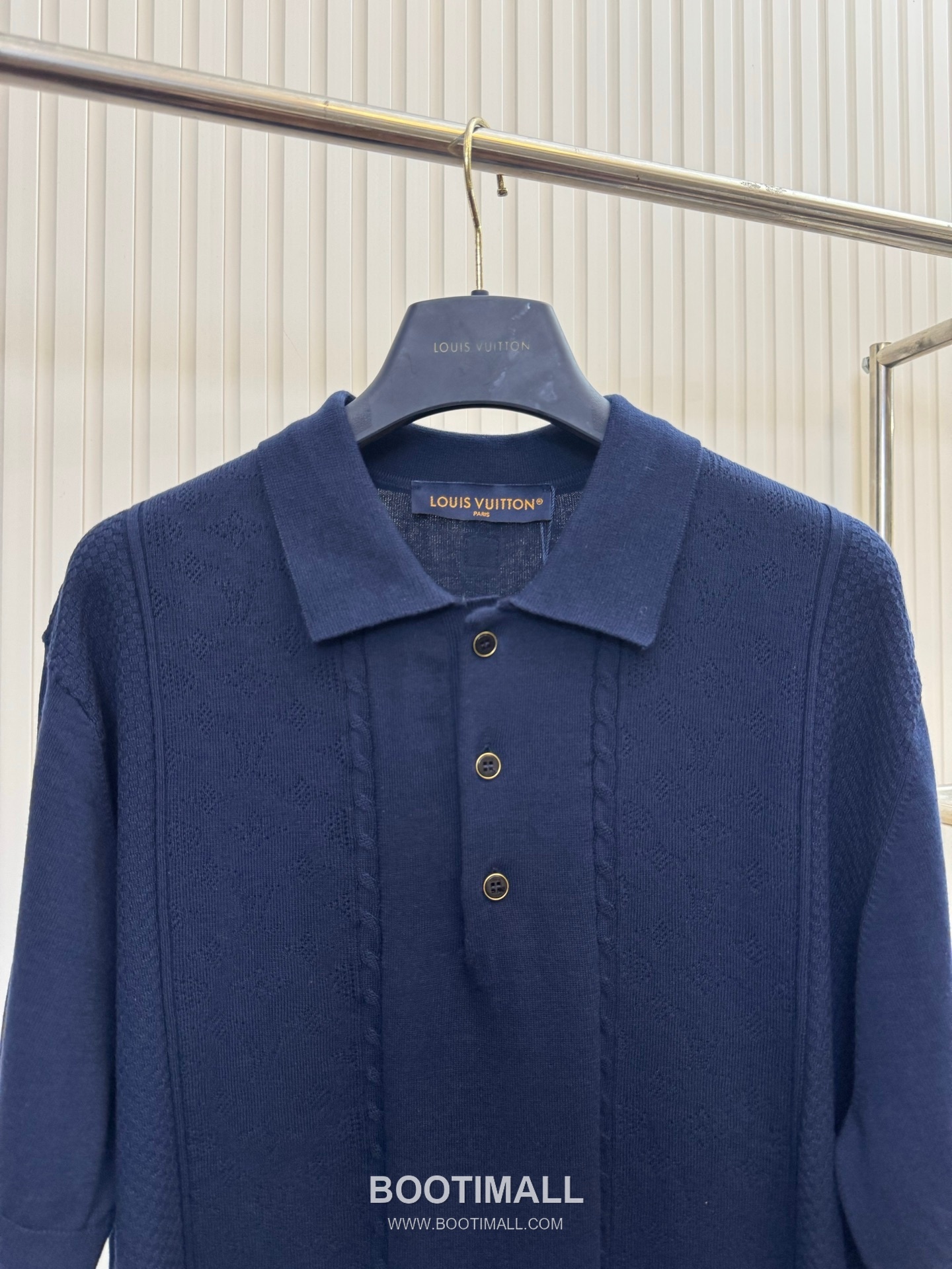루이비통 2026SS 오픈워크 로고자수 스트라이프 레귤러핏 반팔 네이비 폴로셔츠 Louis Vuitton 2026 SS Openwork Logo Embroidery Stripe Regular Fit Short Sleeve Blue Polo Shirt 3