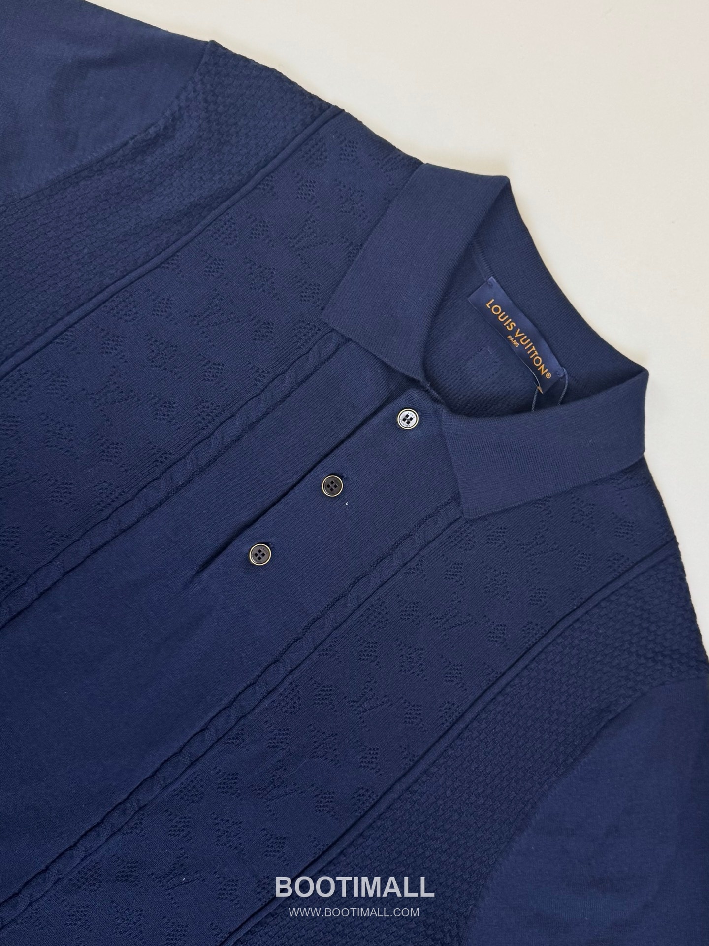 루이비통 2026SS 오픈워크 로고자수 스트라이프 레귤러핏 반팔 네이비 폴로셔츠 Louis Vuitton 2026 SS Openwork Logo Embroidery Stripe Regular Fit Short Sleeve Blue Polo Shirt 4