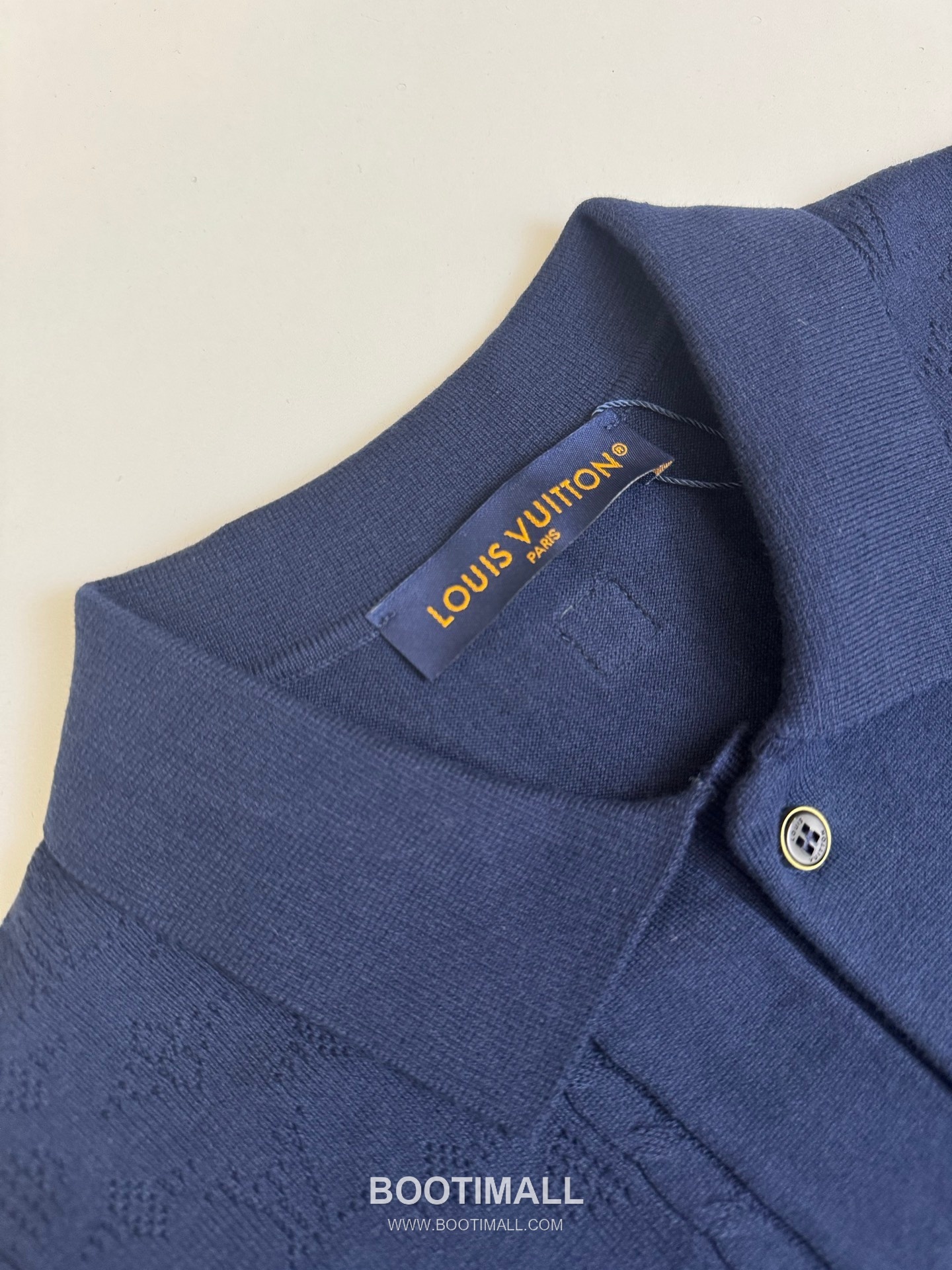 루이비통 2026SS 오픈워크 로고자수 스트라이프 레귤러핏 반팔 네이비 폴로셔츠 Louis Vuitton 2026 SS Openwork Logo Embroidery Stripe Regular Fit Short Sleeve Blue Polo Shirt 5