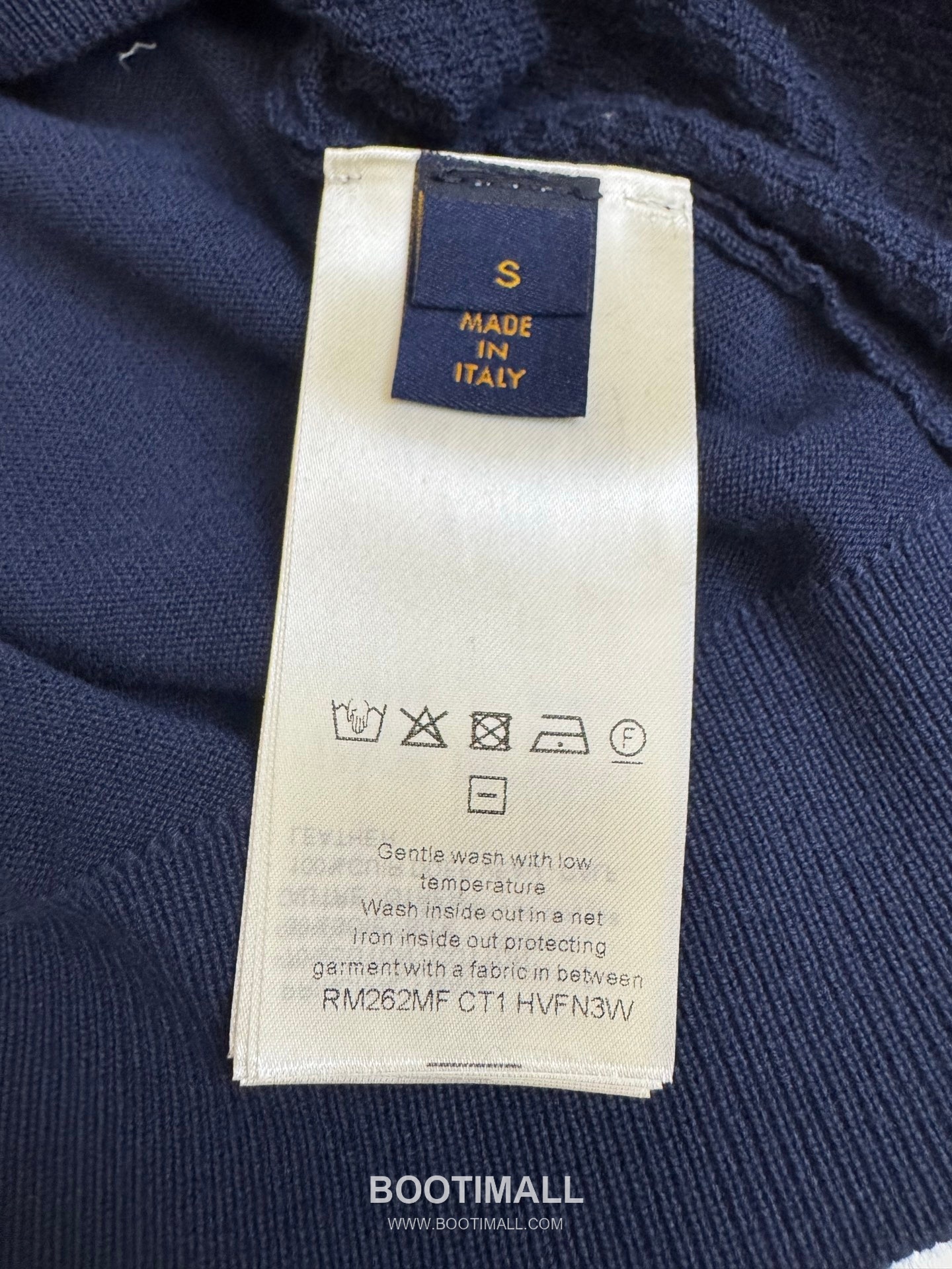 루이비통 2026SS 오픈워크 로고자수 스트라이프 레귤러핏 반팔 네이비 폴로셔츠 Louis Vuitton 2026 SS Openwork Logo Embroidery Stripe Regular Fit Short Sleeve Blue Polo Shirt 9