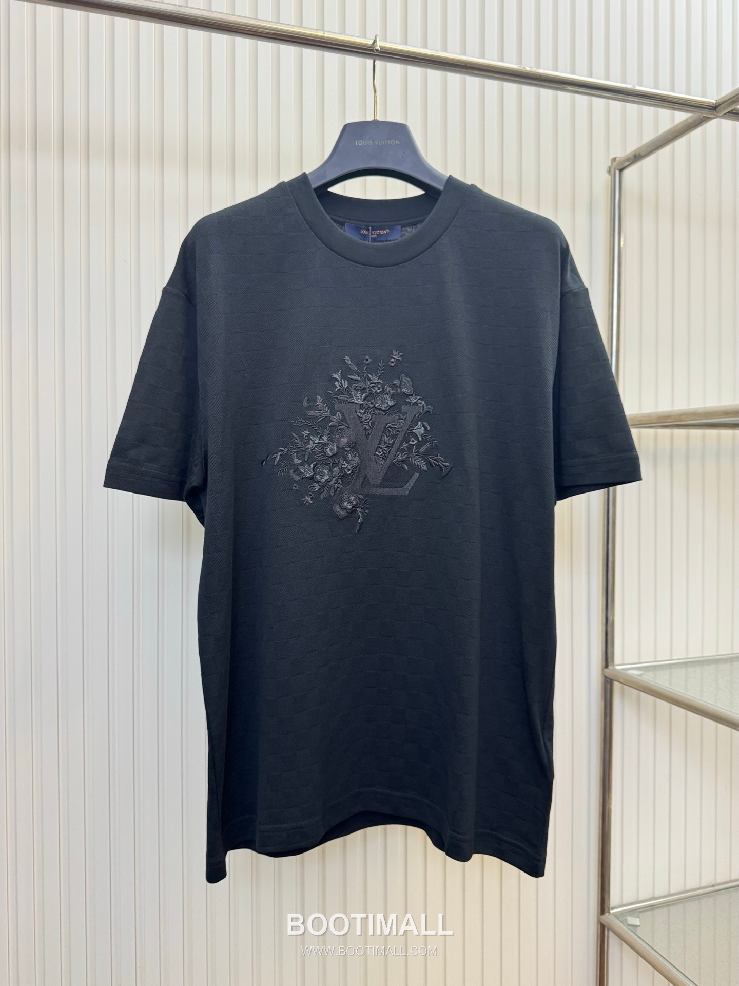루이비통 2026SS 플라워 로고자수 다미에패턴 오버핏 반팔 블랙 티셔츠 Louis Vuitton 2026 SS Flower Logo Embroidery Damier Pattern Oversized Short Sleeve Black T-Shirt 1