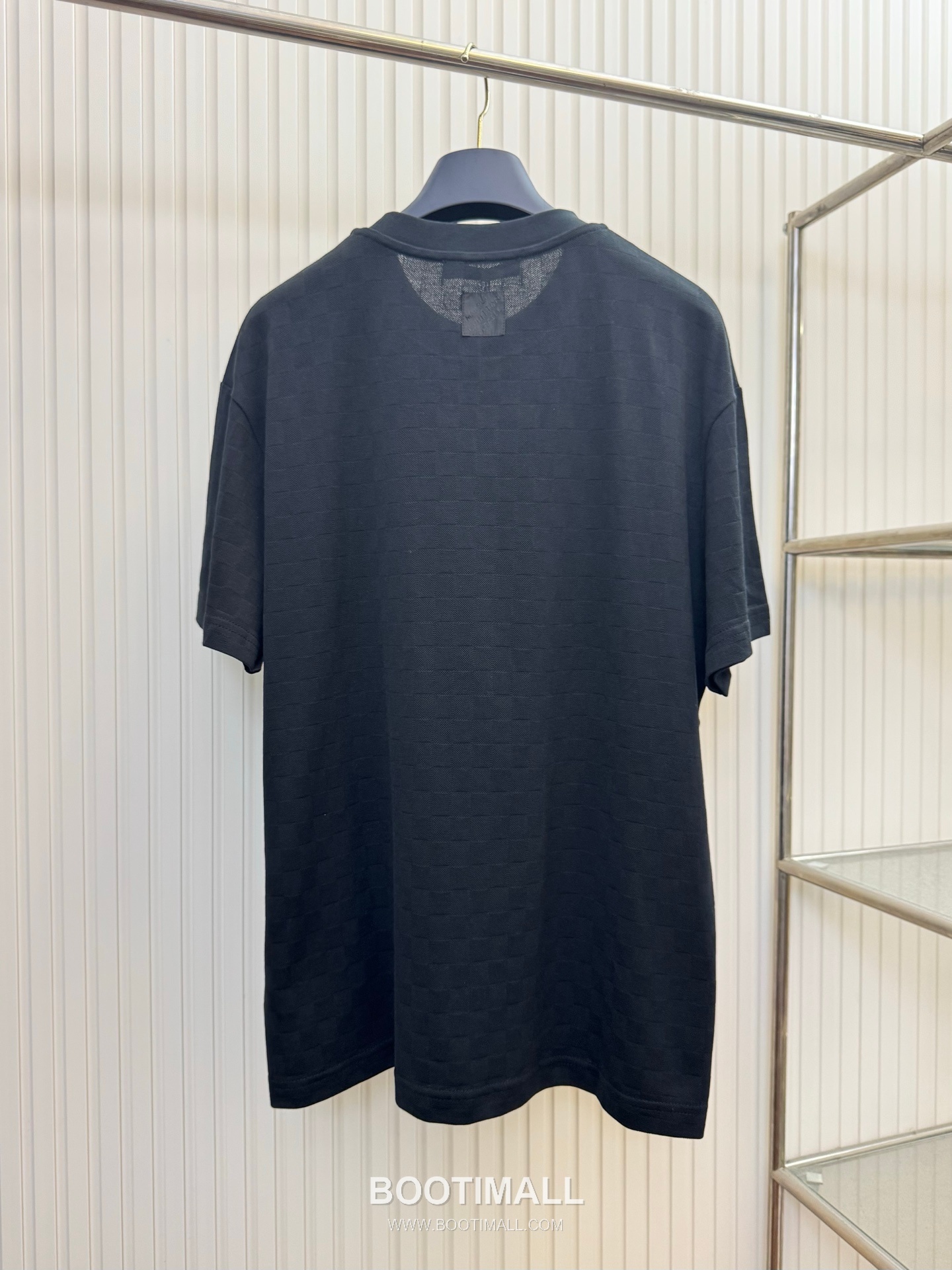 루이비통 2026SS 플라워 로고자수 다미에패턴 오버핏 반팔 블랙 티셔츠 Louis Vuitton 2026 SS Flower Logo Embroidery Damier Pattern Oversized Short Sleeve Black T-Shirt 2