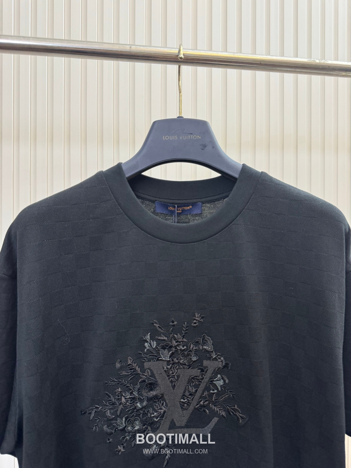 루이비통 2026SS 플라워 로고자수 다미에패턴 오버핏 반팔 블랙 티셔츠 Louis Vuitton 2026 SS Flower Logo Embroidery Damier Pattern Oversized Short Sleeve Black T-Shirt 3