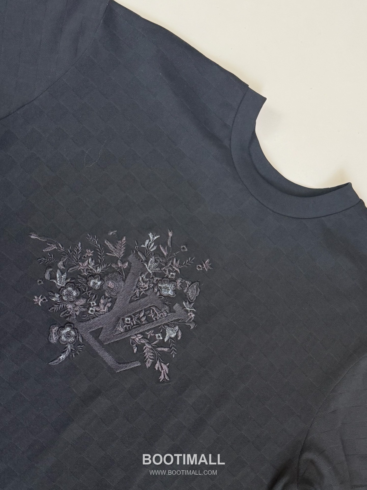 루이비통 2026SS 플라워 로고자수 다미에패턴 오버핏 반팔 블랙 티셔츠 Louis Vuitton 2026 SS Flower Logo Embroidery Damier Pattern Oversized Short Sleeve Black T-Shirt 4