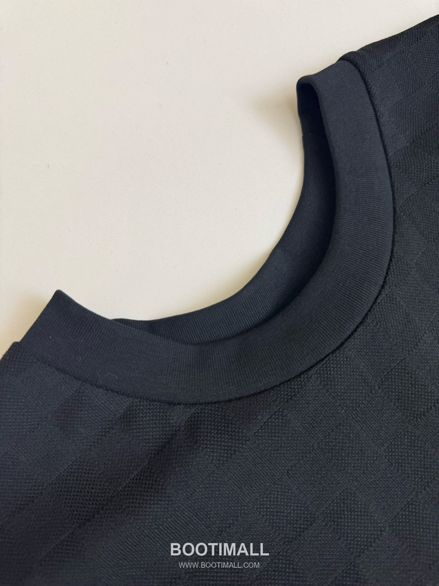 루이비통 2026SS 플라워 로고자수 다미에패턴 오버핏 반팔 블랙 티셔츠 Louis Vuitton 2026 SS Flower Logo Embroidery Damier Pattern Oversized Short Sleeve Black T-Shirt 5