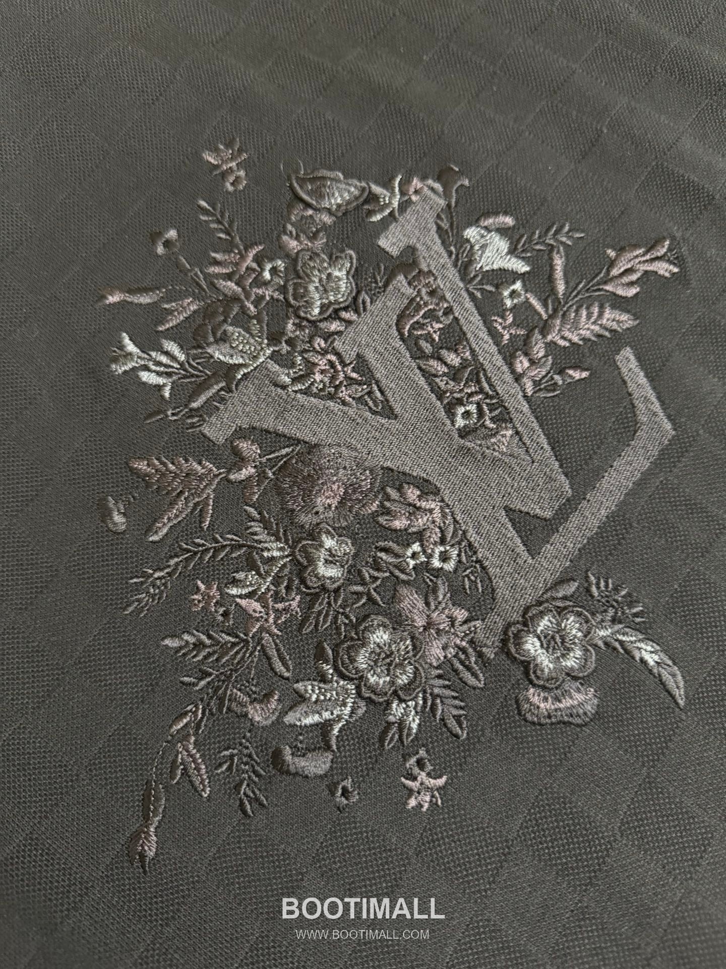 루이비통 2026SS 플라워 로고자수 다미에패턴 오버핏 반팔 블랙 티셔츠 Louis Vuitton 2026 SS Flower Logo Embroidery Damier Pattern Oversized Short Sleeve Black T-Shirt 6