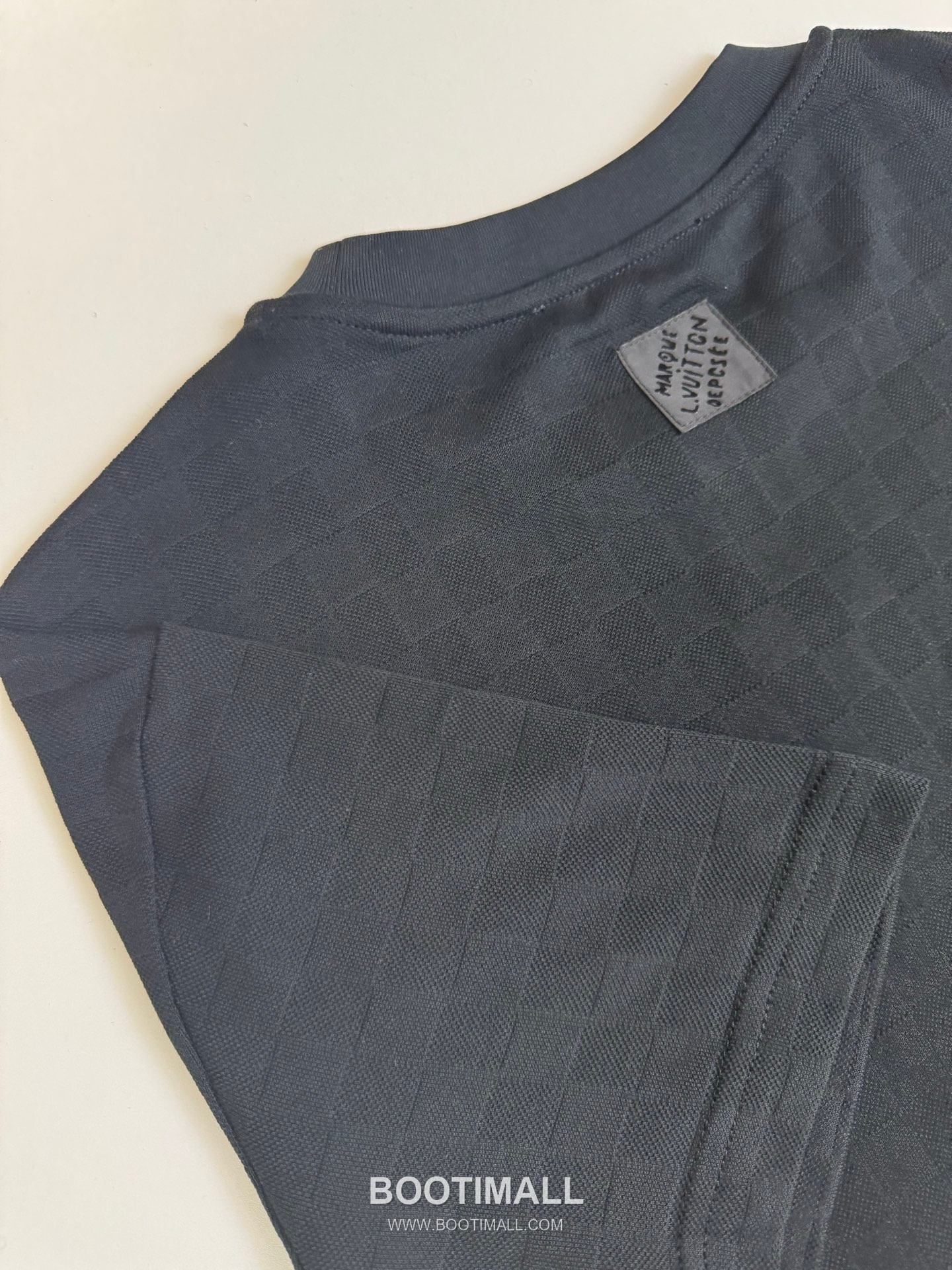 루이비통 2026SS 플라워 로고자수 다미에패턴 오버핏 반팔 블랙 티셔츠 Louis Vuitton 2026 SS Flower Logo Embroidery Damier Pattern Oversized Short Sleeve Black T-Shirt 7